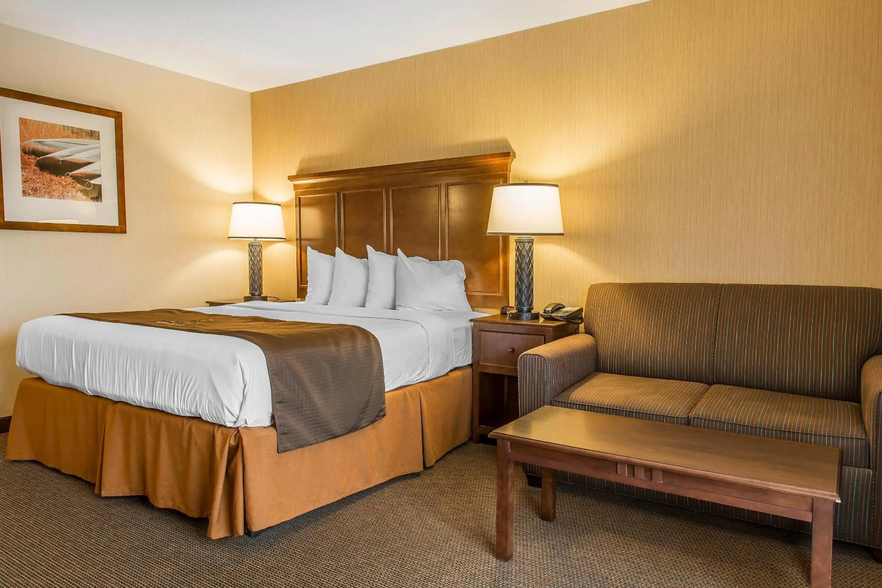 Bedroom, Bed in The Black Swan Lee - Lenox, an Ascend Collection Hotel