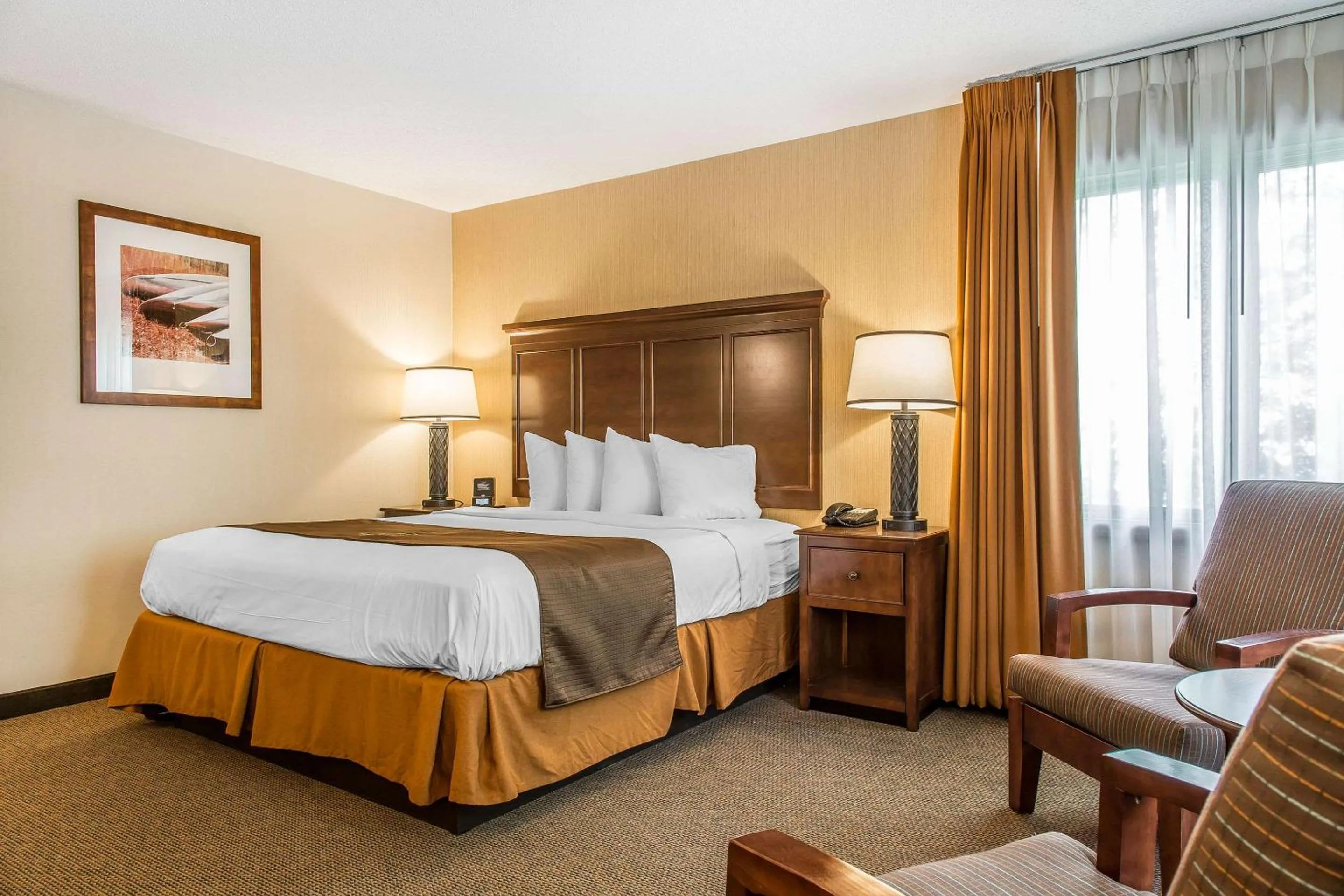 Bedroom, Bed in The Black Swan Lee - Lenox, an Ascend Collection Hotel