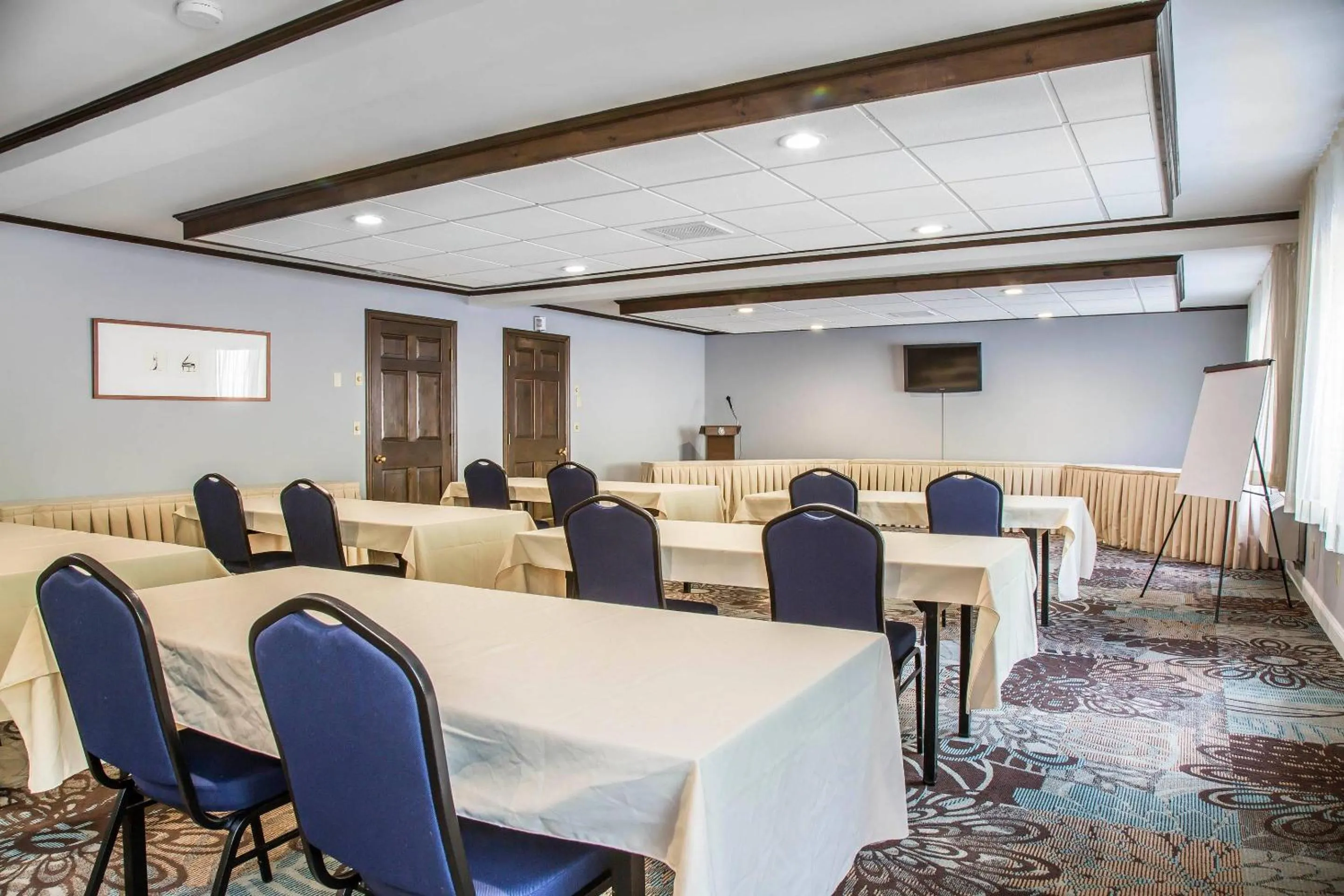 Meeting/conference room in The Black Swan Lee - Lenox, an Ascend Collection Hotel