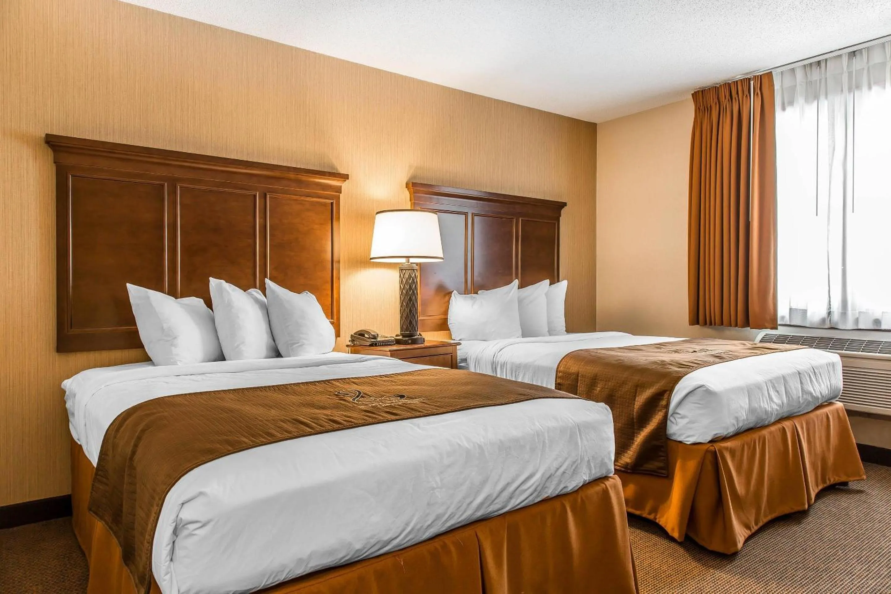 Bedroom, Bed in The Black Swan Lee - Lenox, an Ascend Collection Hotel