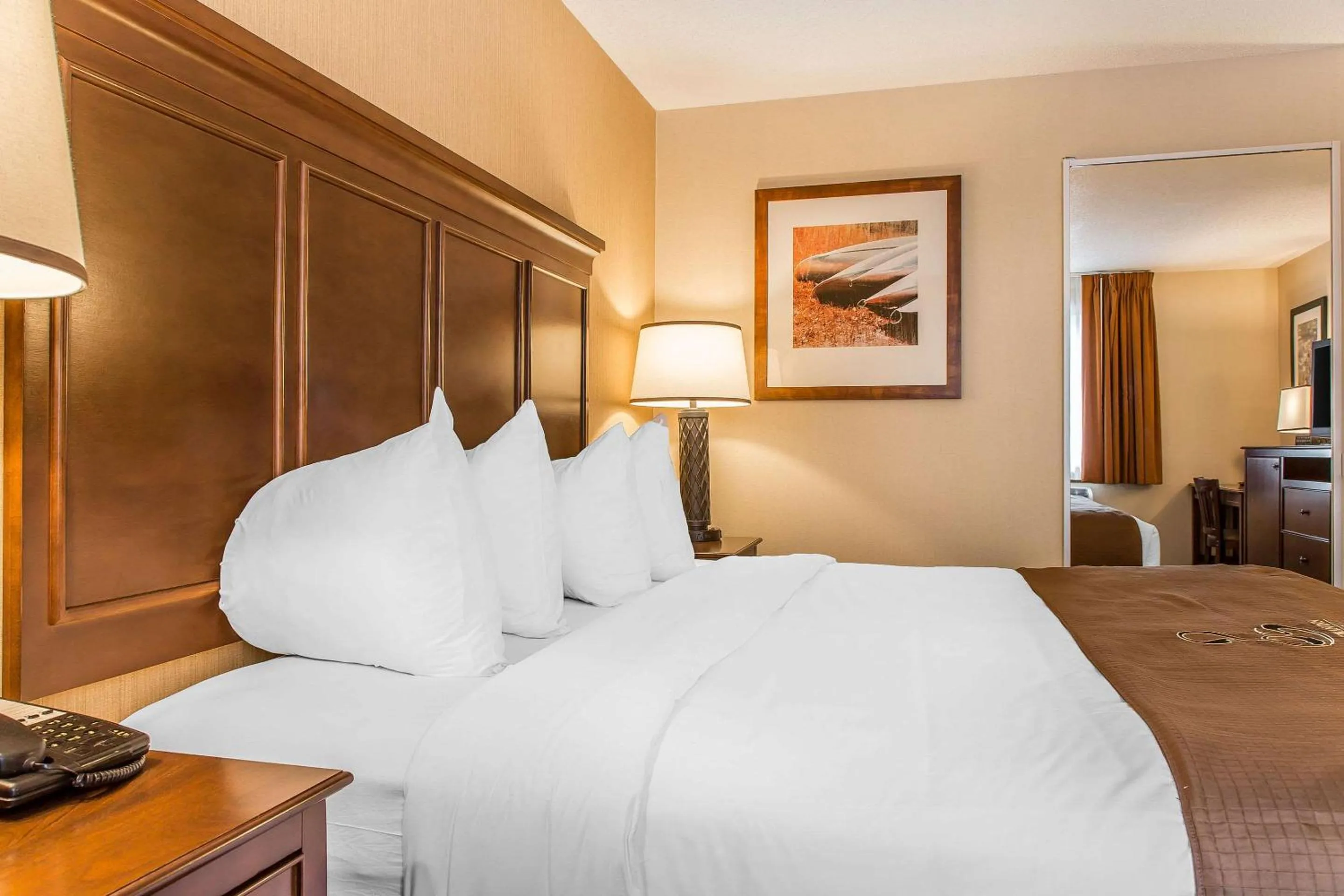 Bedroom, Bed in The Black Swan Lee - Lenox, an Ascend Collection Hotel