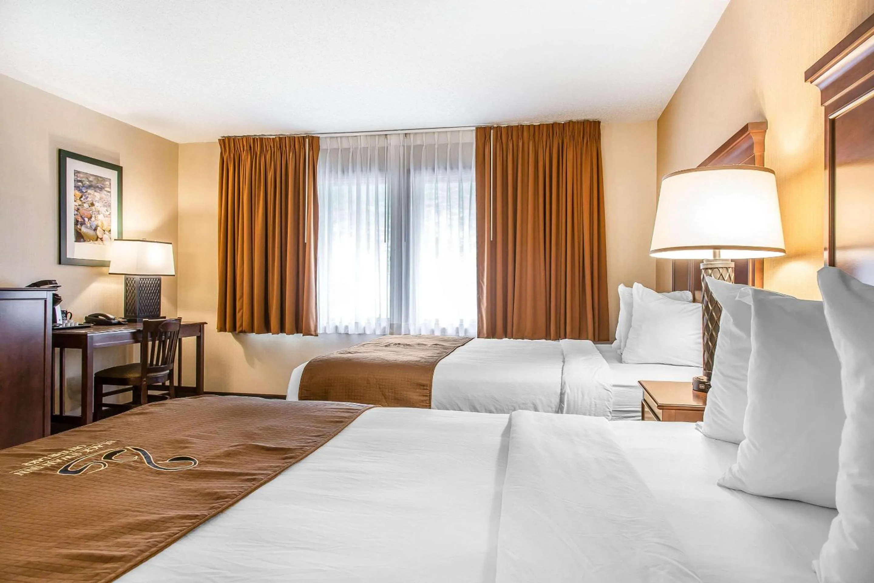 Bedroom, Bed in The Black Swan Lee - Lenox, an Ascend Collection Hotel