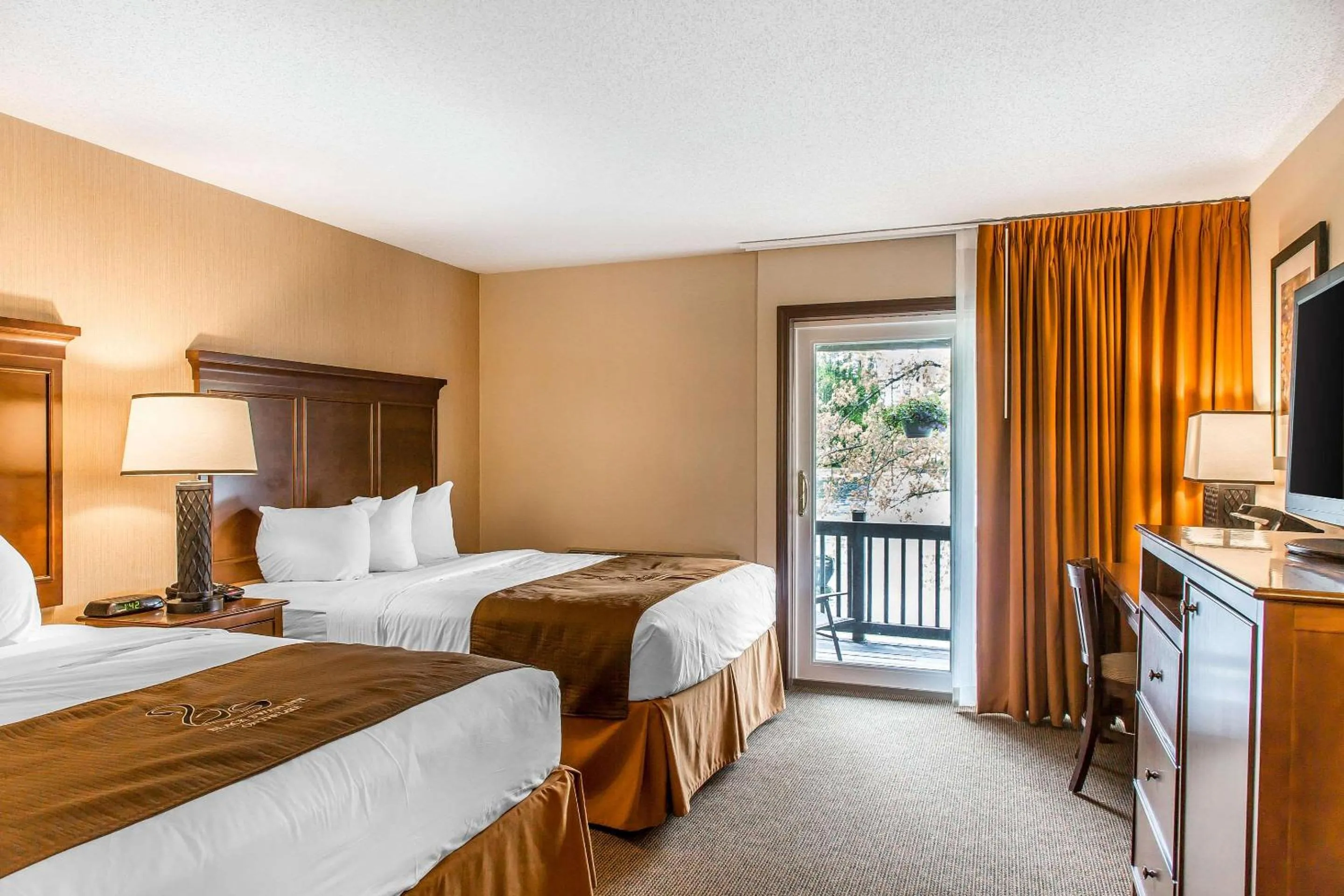 Bedroom, Bed in The Black Swan Lee - Lenox, an Ascend Collection Hotel