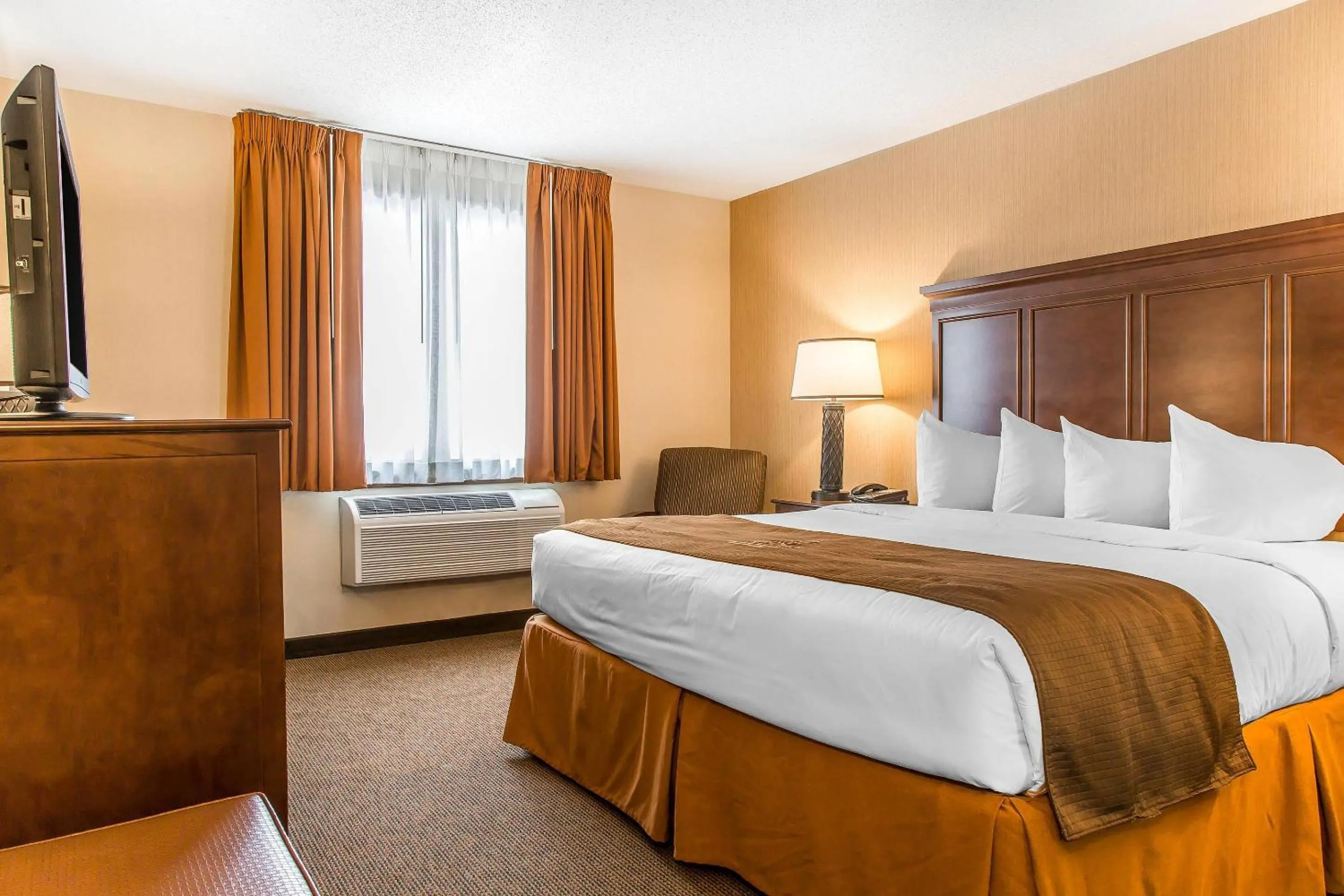 Bedroom, Bed in The Black Swan Lee - Lenox, an Ascend Collection Hotel