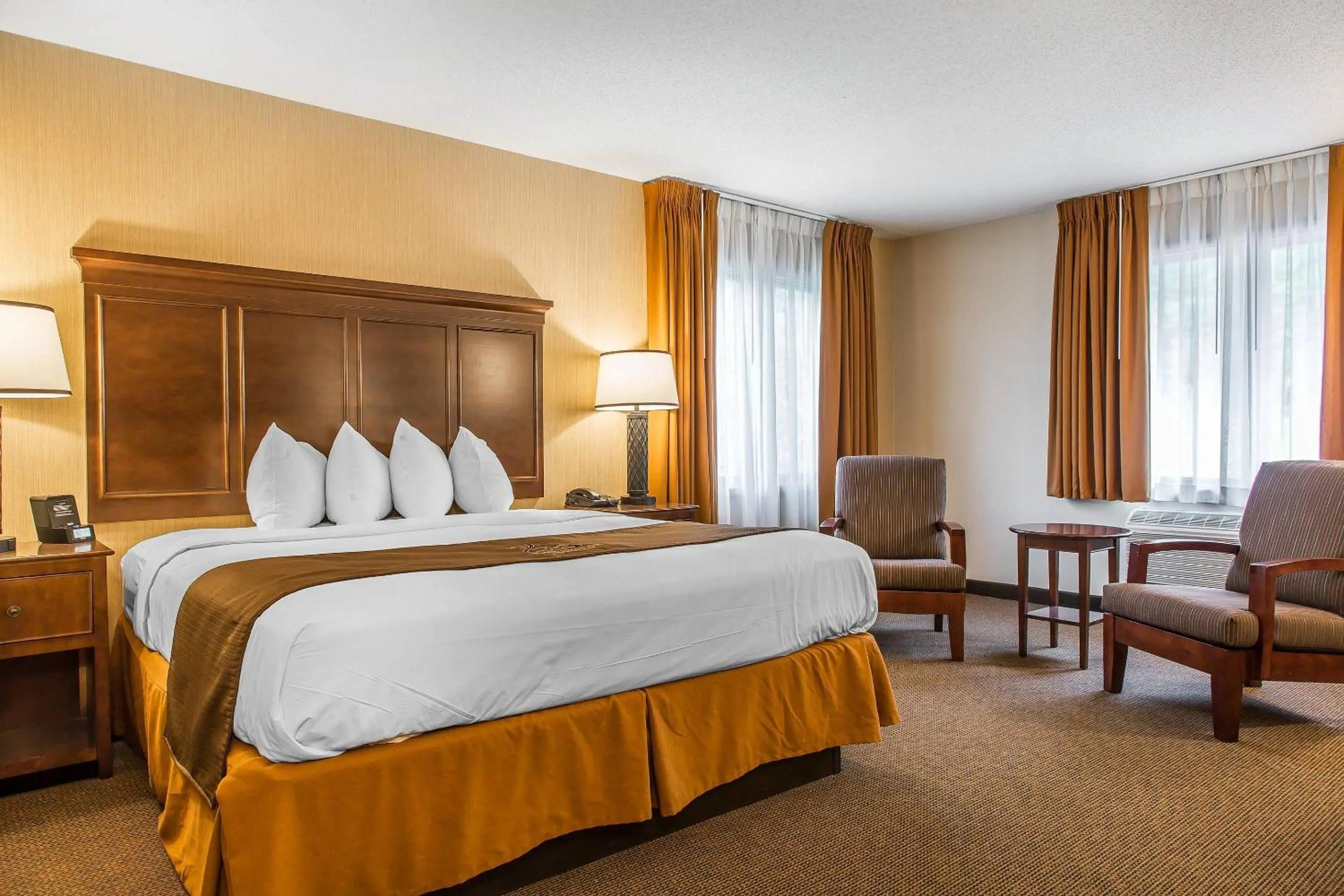 Bedroom, Bed in The Black Swan Lee - Lenox, an Ascend Collection Hotel