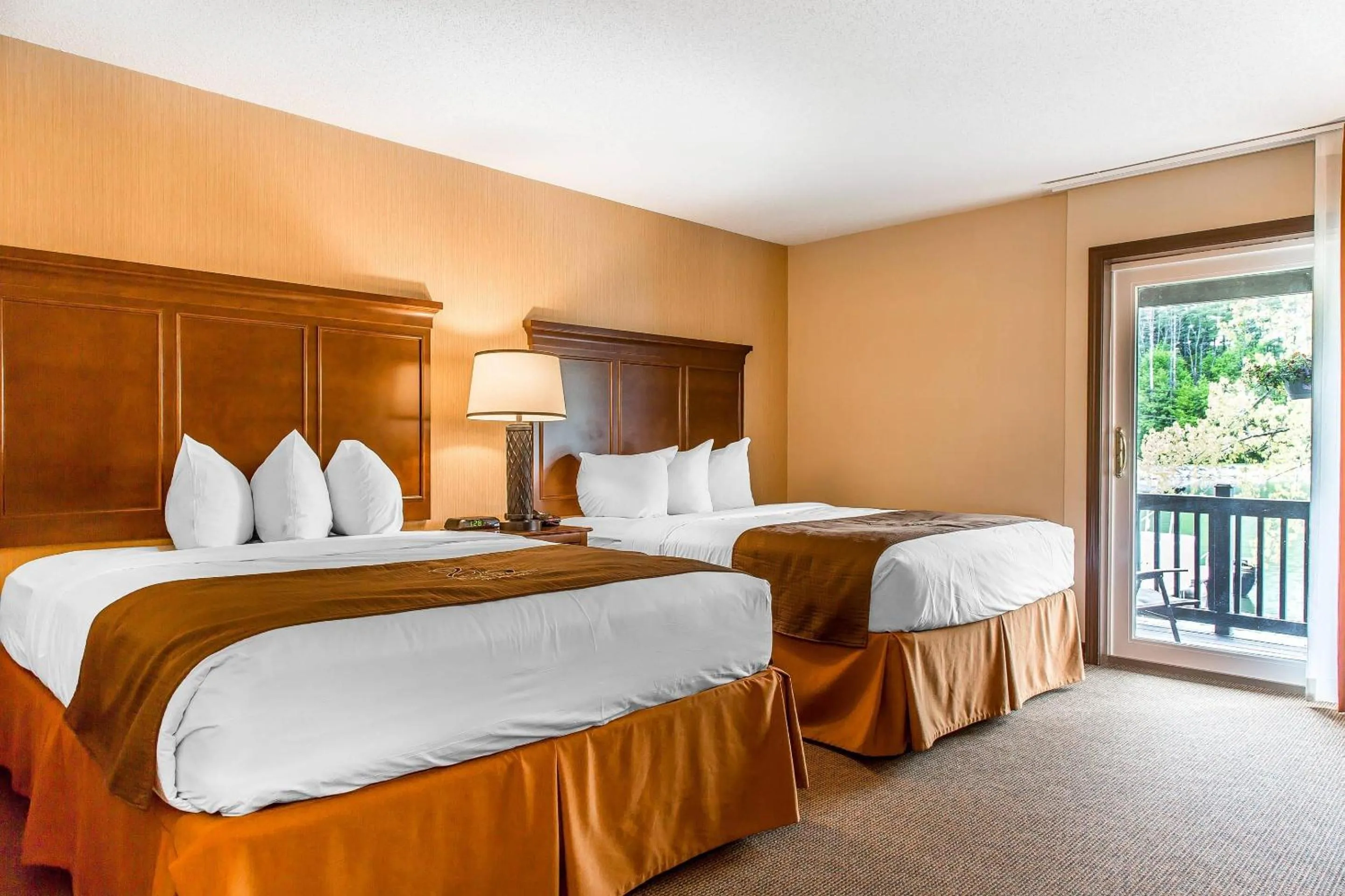 Bedroom, Bed in The Black Swan Lee - Lenox, an Ascend Collection Hotel