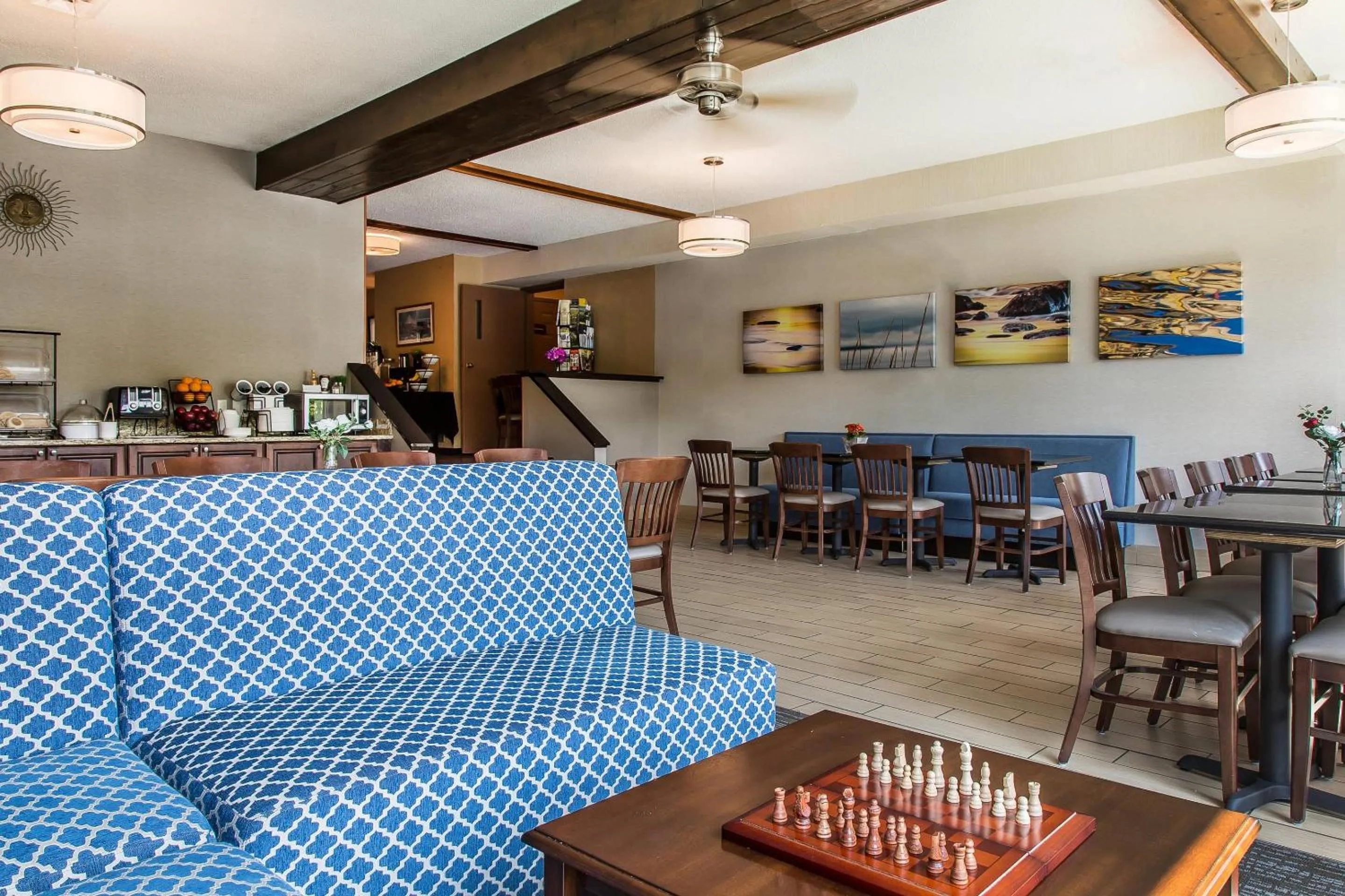 Lobby or reception in The Black Swan Lee - Lenox, an Ascend Collection Hotel