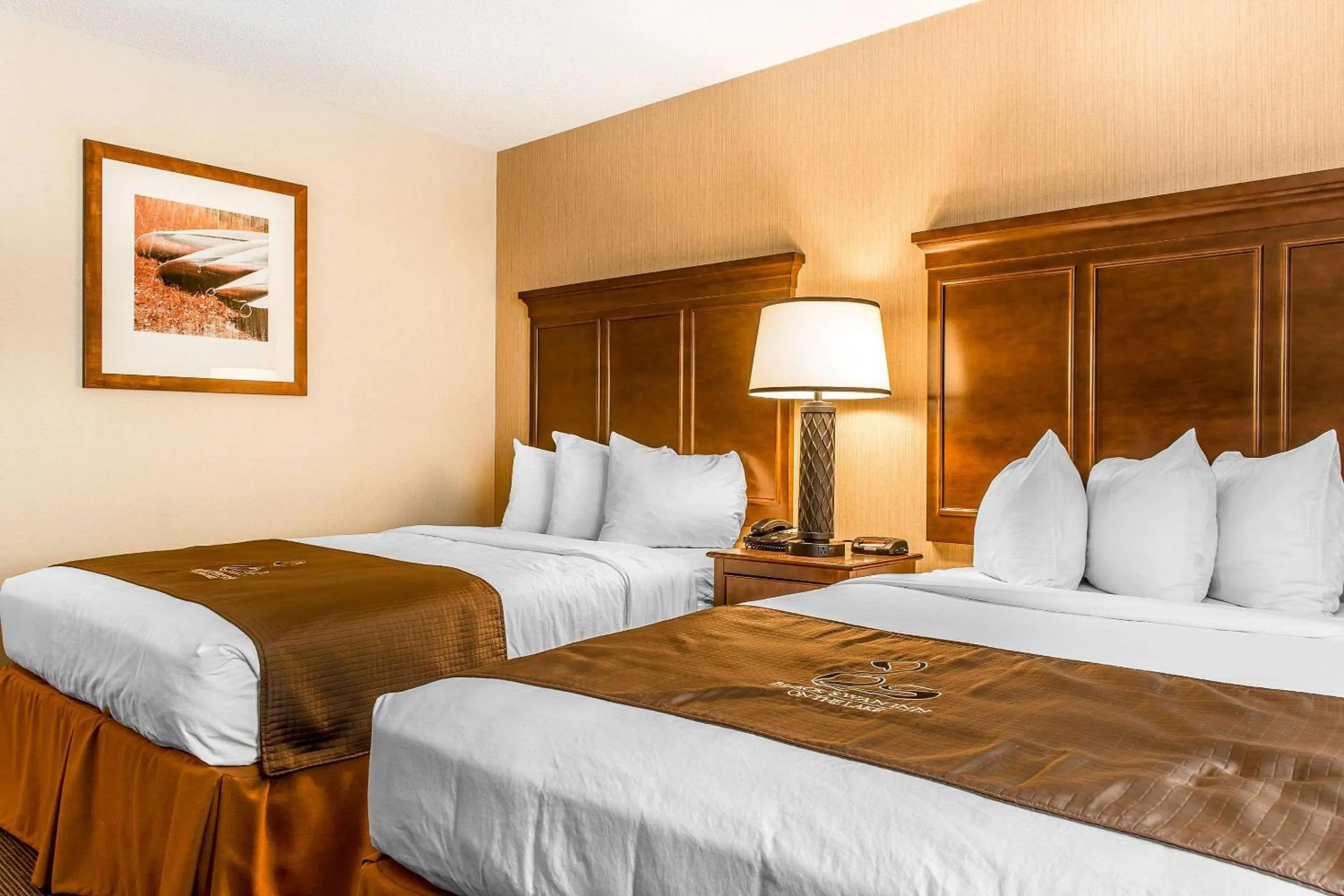 Bedroom, Bed in The Black Swan Lee - Lenox, an Ascend Collection Hotel