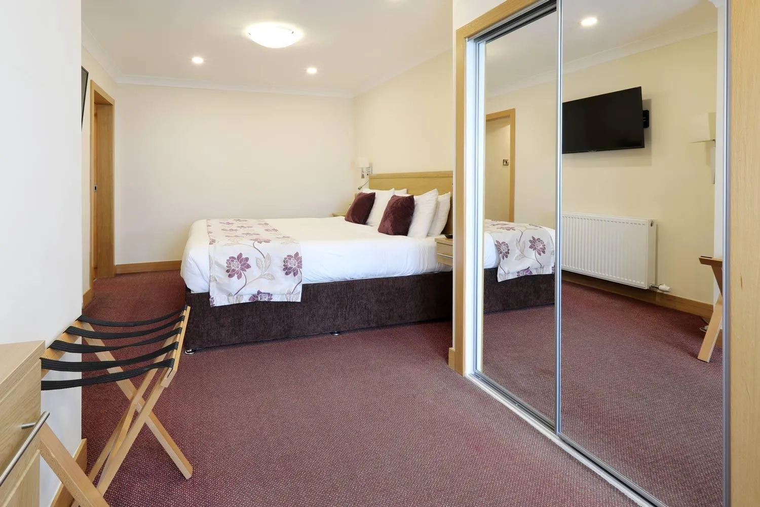 Bedroom, Bed in Woodland Bay Hotel