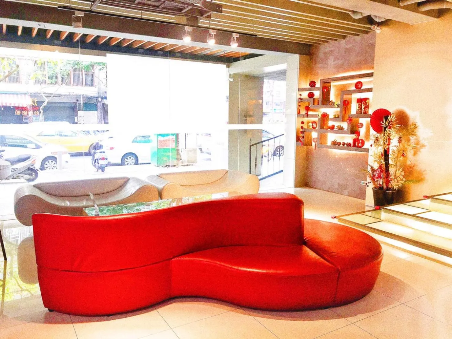 Communal lounge/ TV room in Walker Hotel - Sanchong