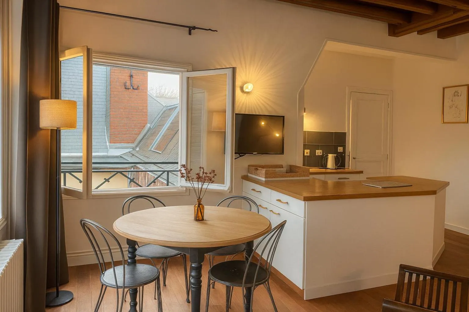 Dining area in Maunoury Citybreak