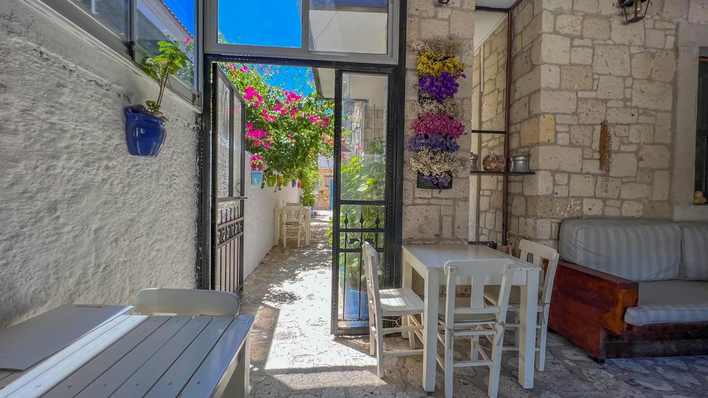 Patio in Alayaz Hotel