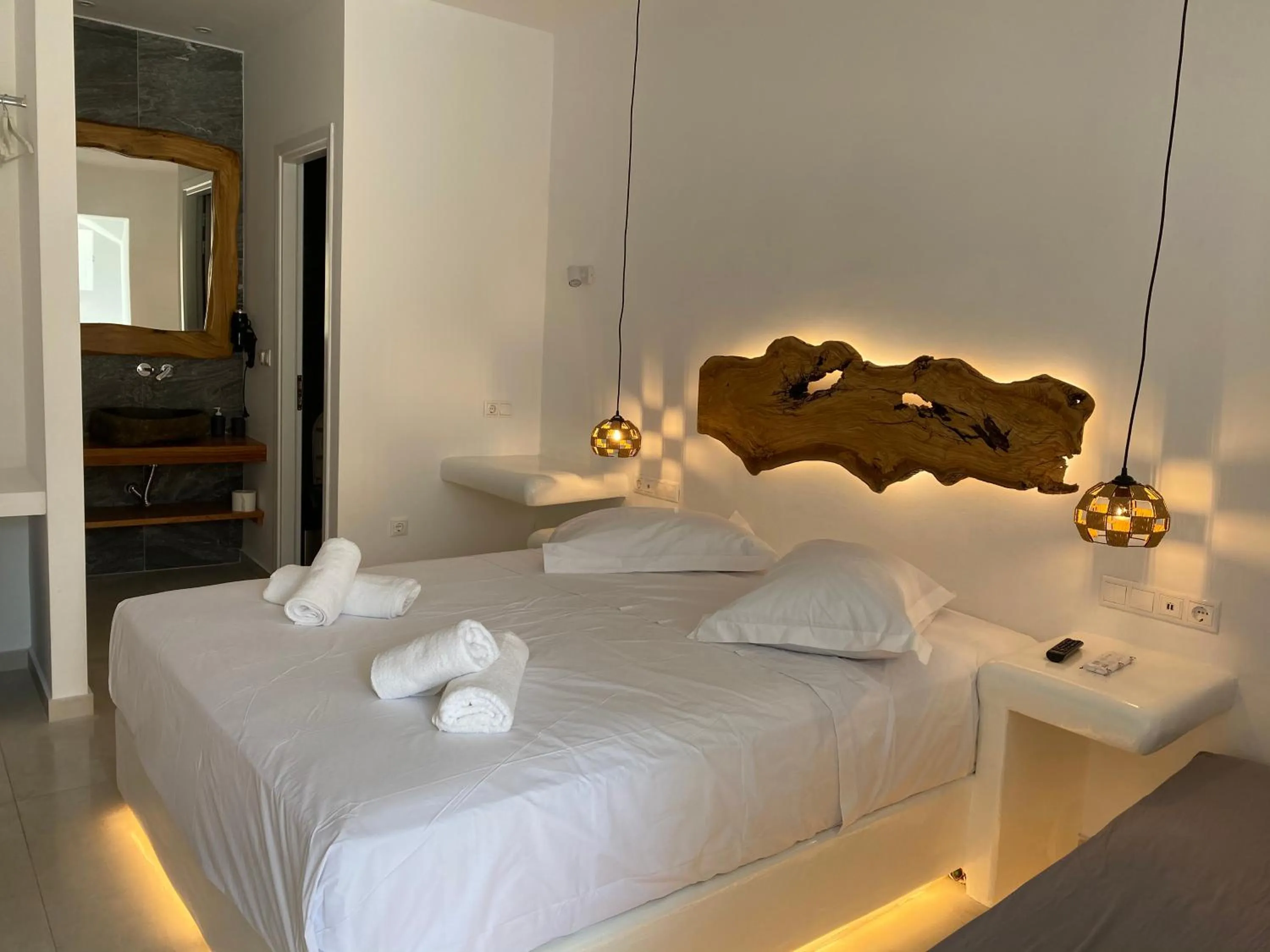 Photo of the whole room, Bed in Eternal Town