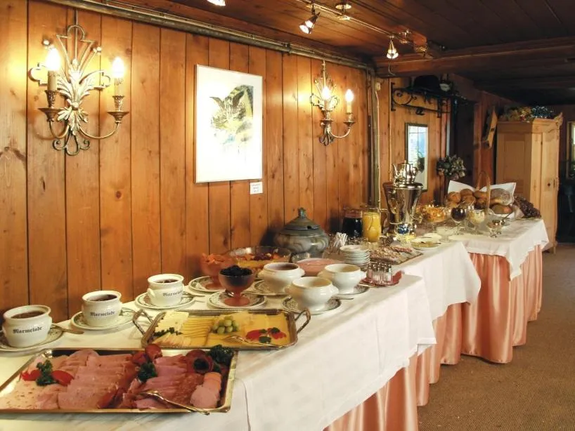 Restaurant/places to eat in Hotel Adler Garni