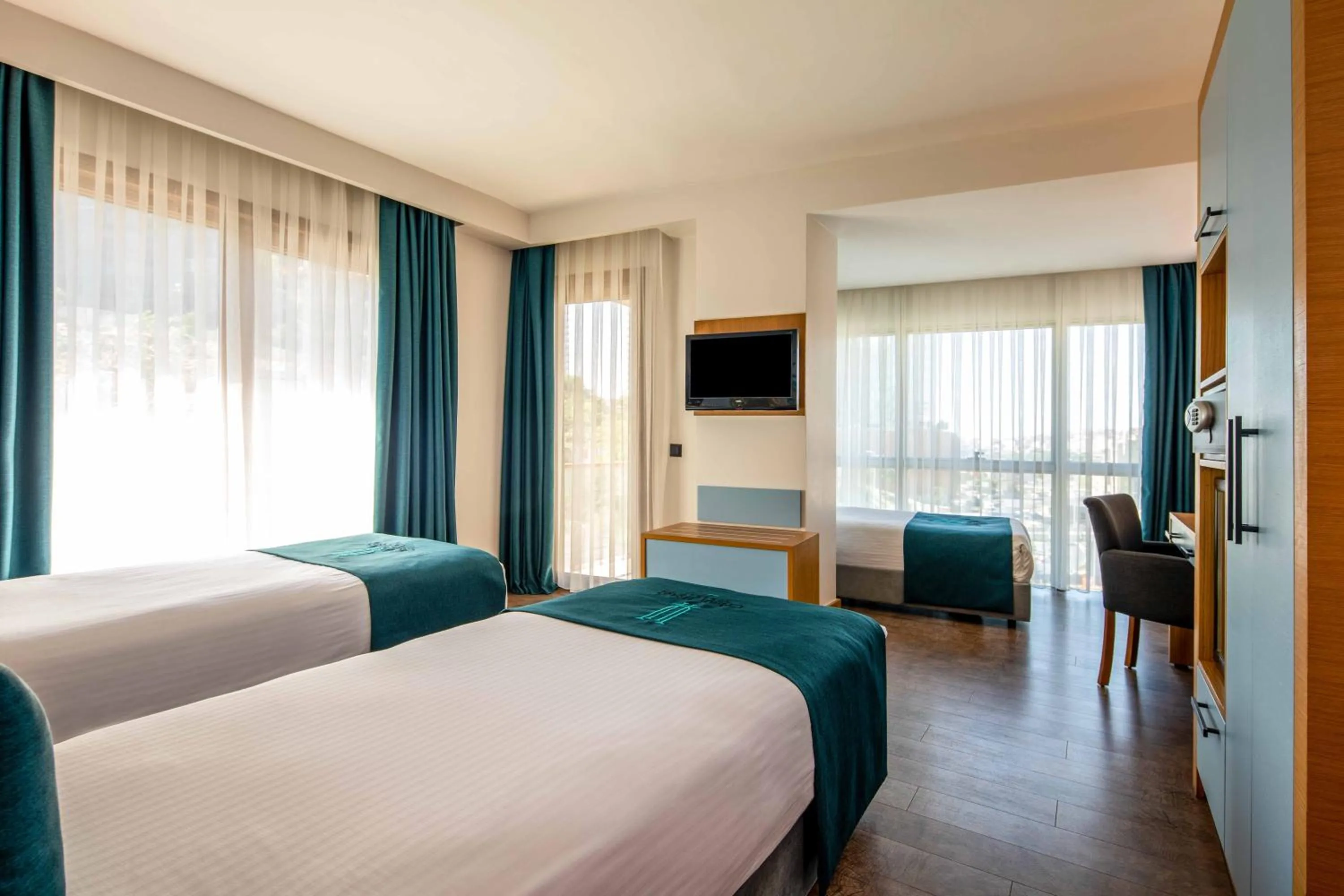 TV and multimedia, Bed in Urban Hotel Bomonti