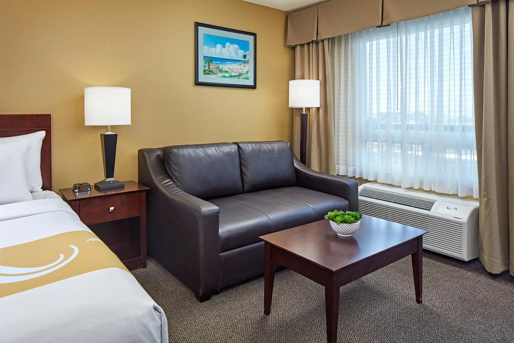 Seating area, Bed in Comfort Inn Encinitas Near Legoland