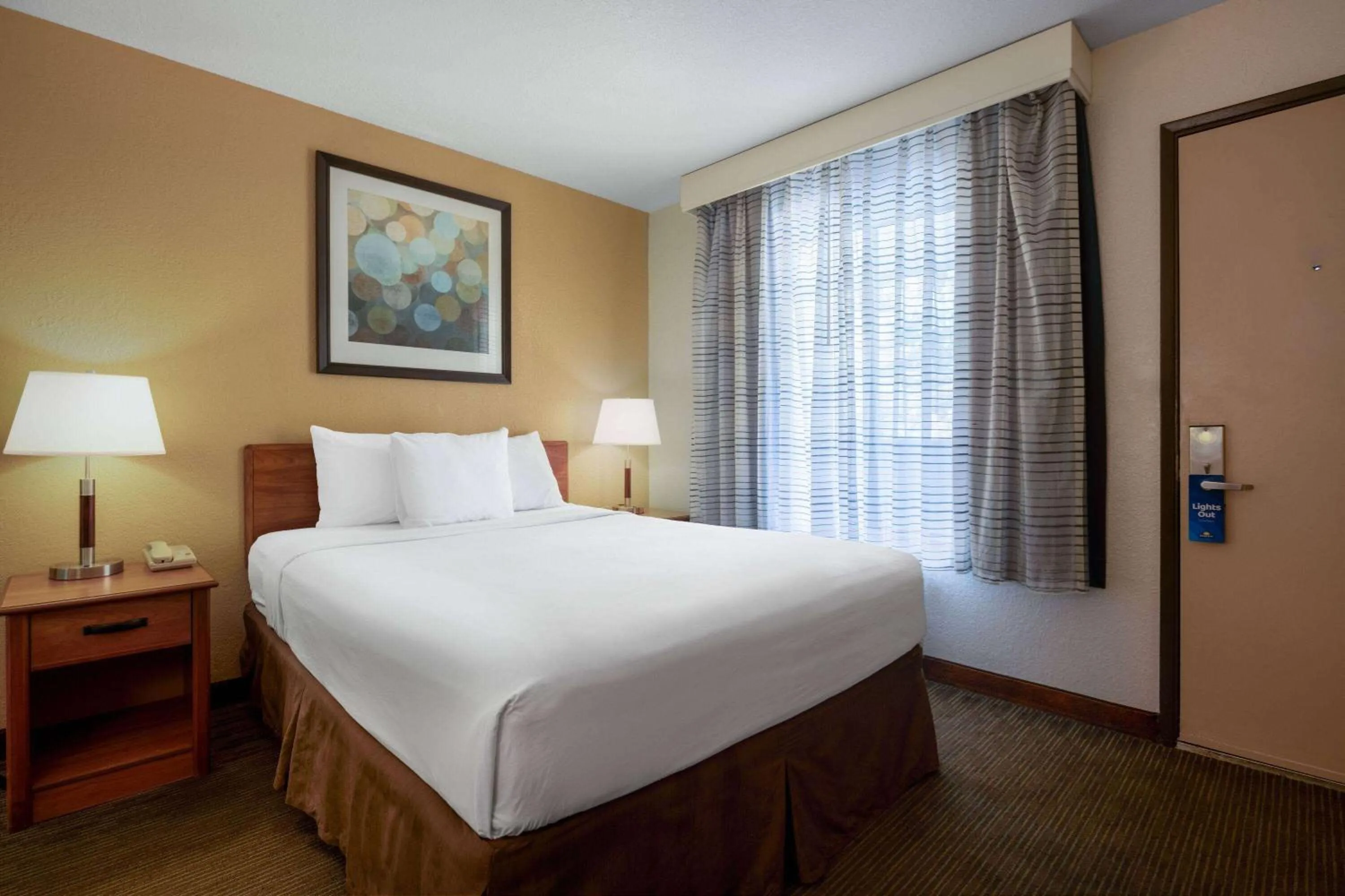 Photo of the whole room, Bed in Days Inn by Wyndham Encinitas Moonlight Beach