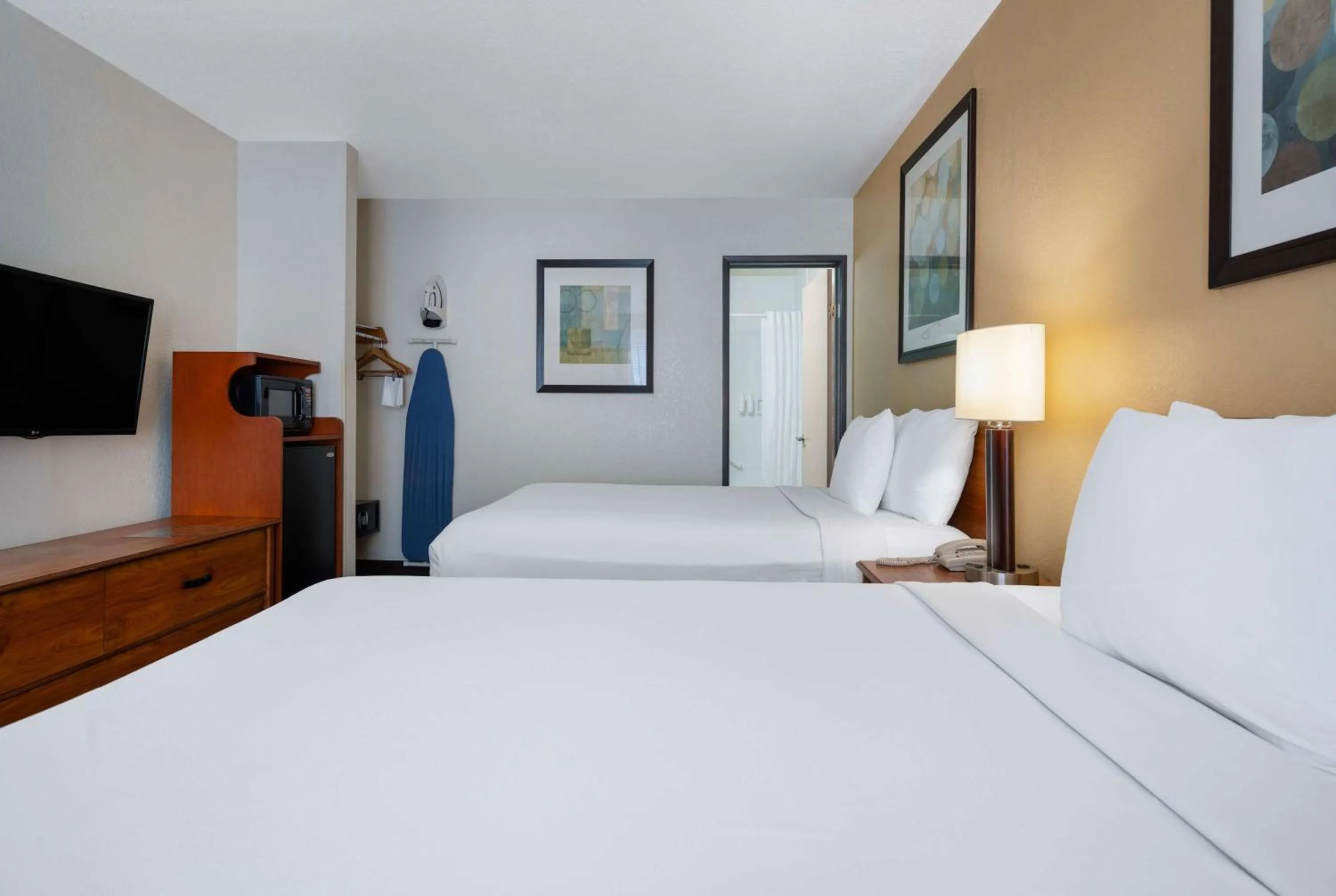 Photo of the whole room, Bed in Days Inn by Wyndham Encinitas Moonlight Beach