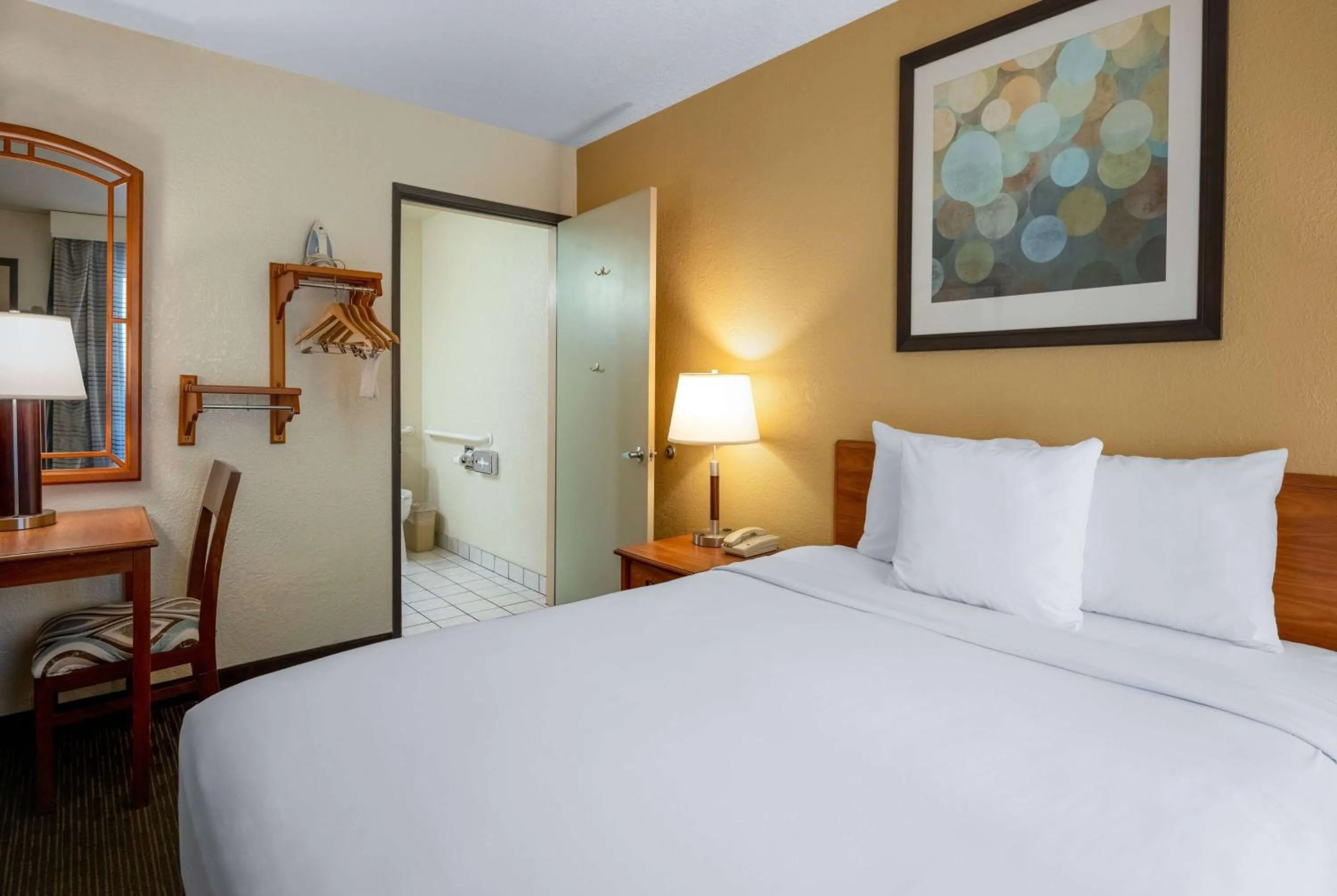 Photo of the whole room, Bed in Days Inn by Wyndham Encinitas Moonlight Beach