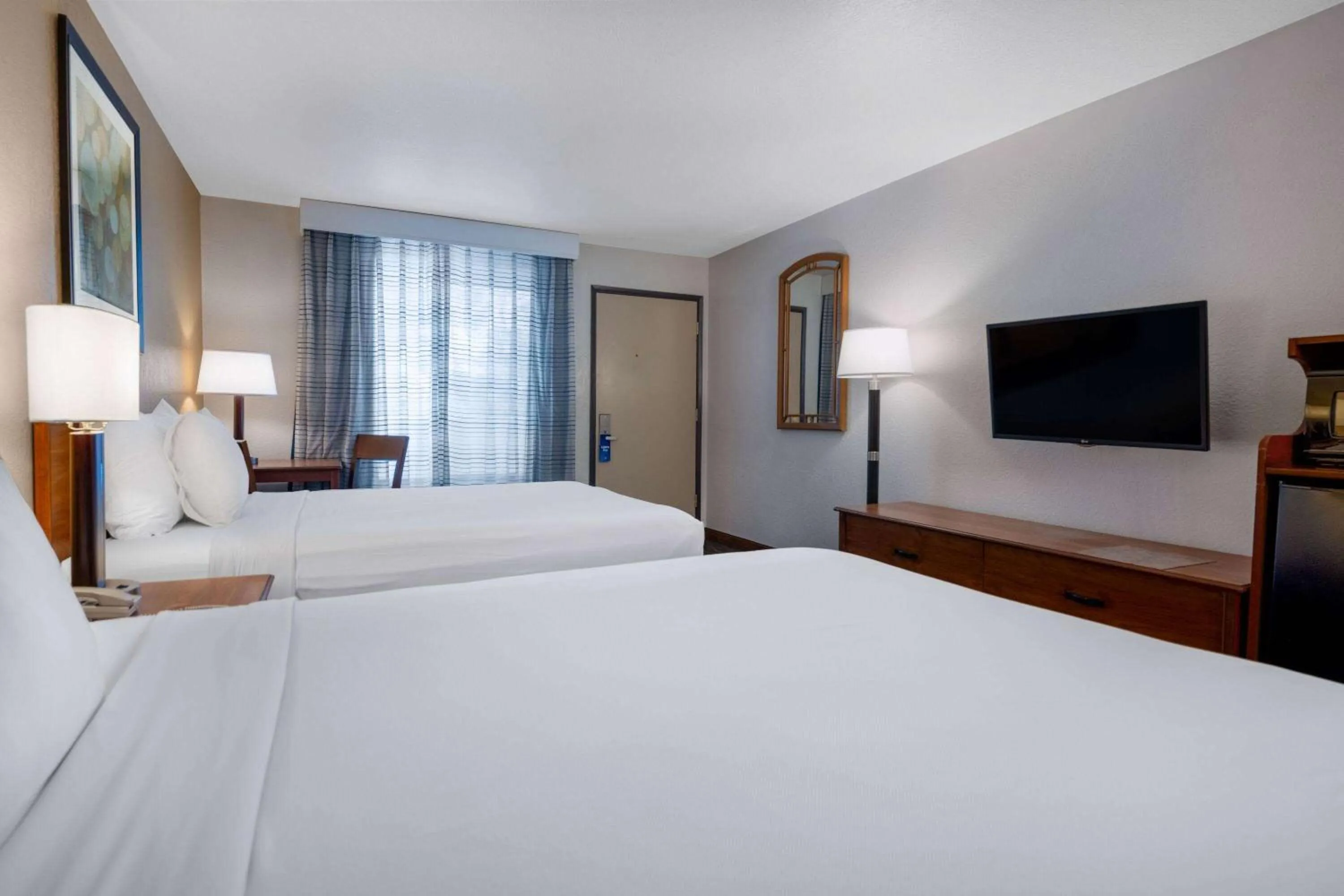 Photo of the whole room, Bed in Days Inn by Wyndham Encinitas Moonlight Beach