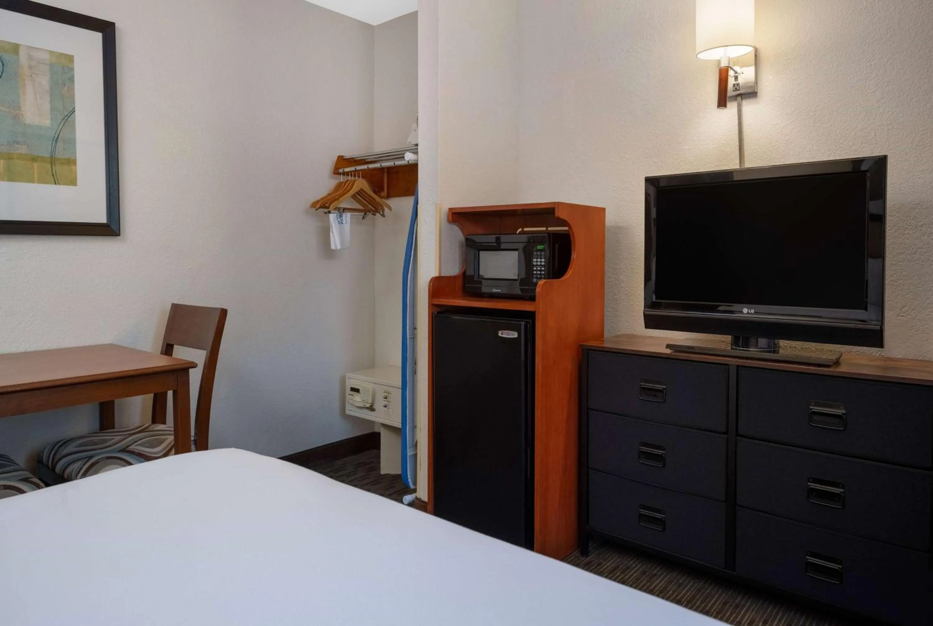 Photo of the whole room, Bed in Days Inn by Wyndham Encinitas Moonlight Beach