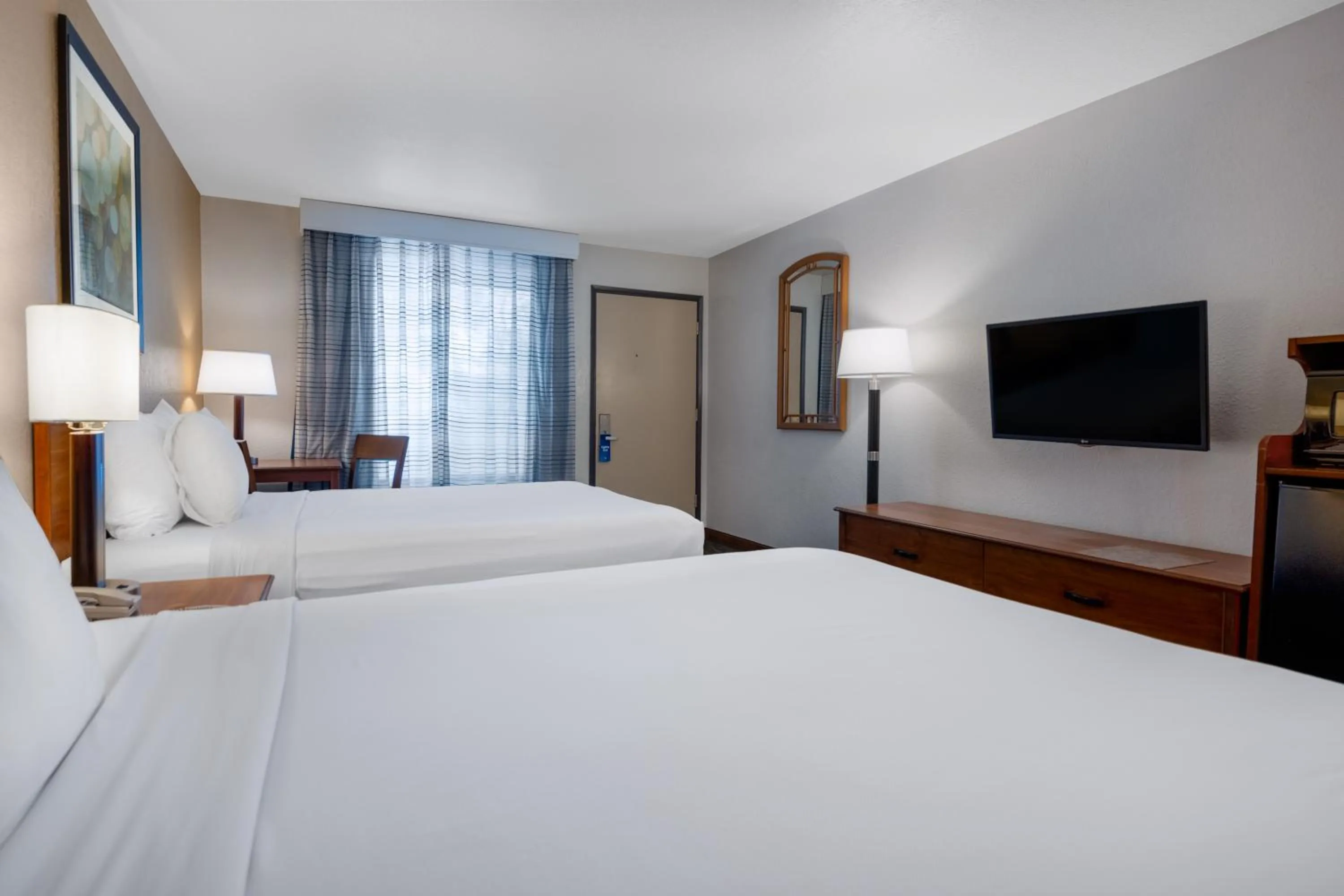 Bedroom, Bed in Days Inn by Wyndham Encinitas Moonlight Beach