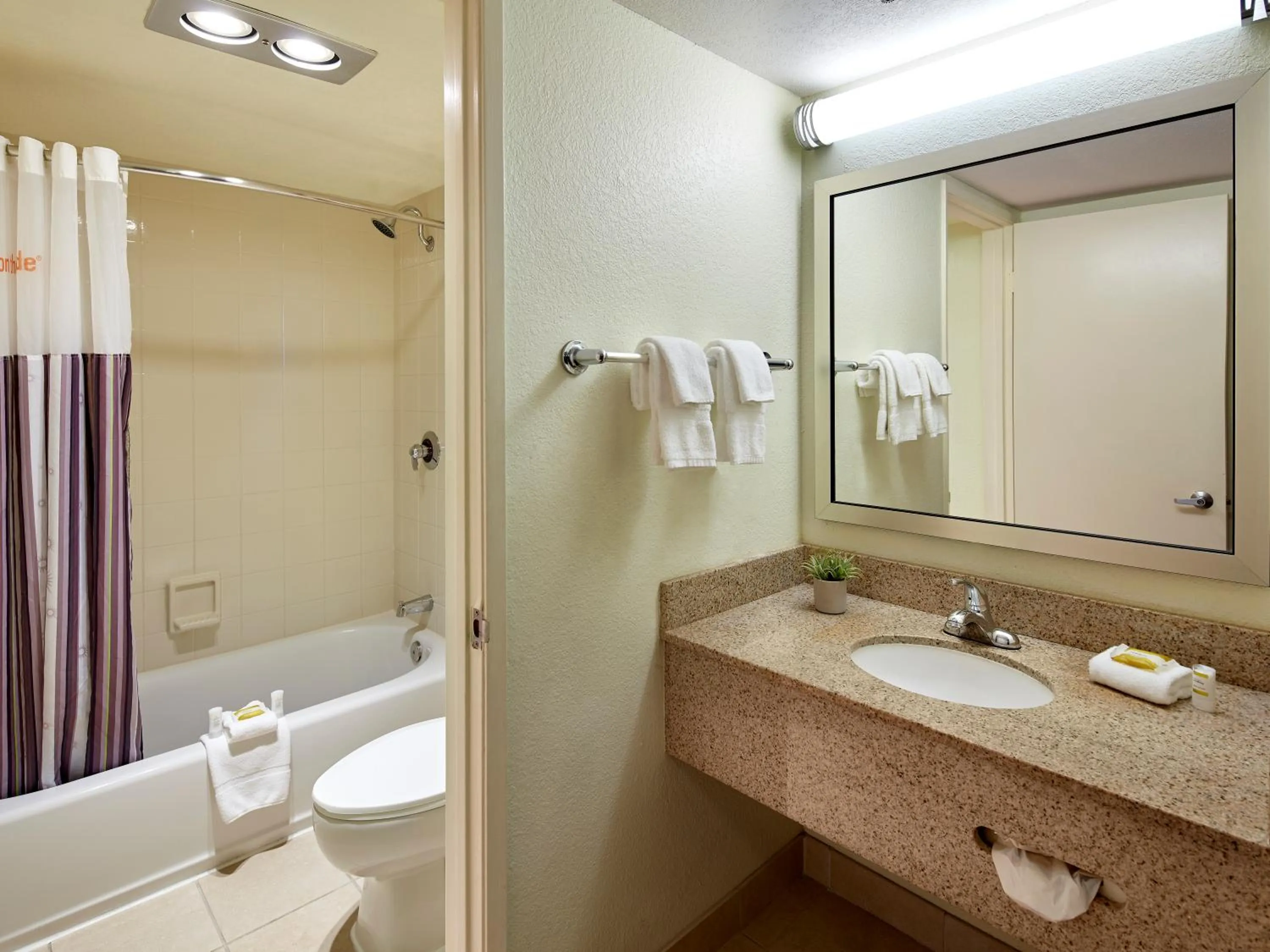 Bathroom in Mission View Inn & Suites San Diego Sea World - Zoo