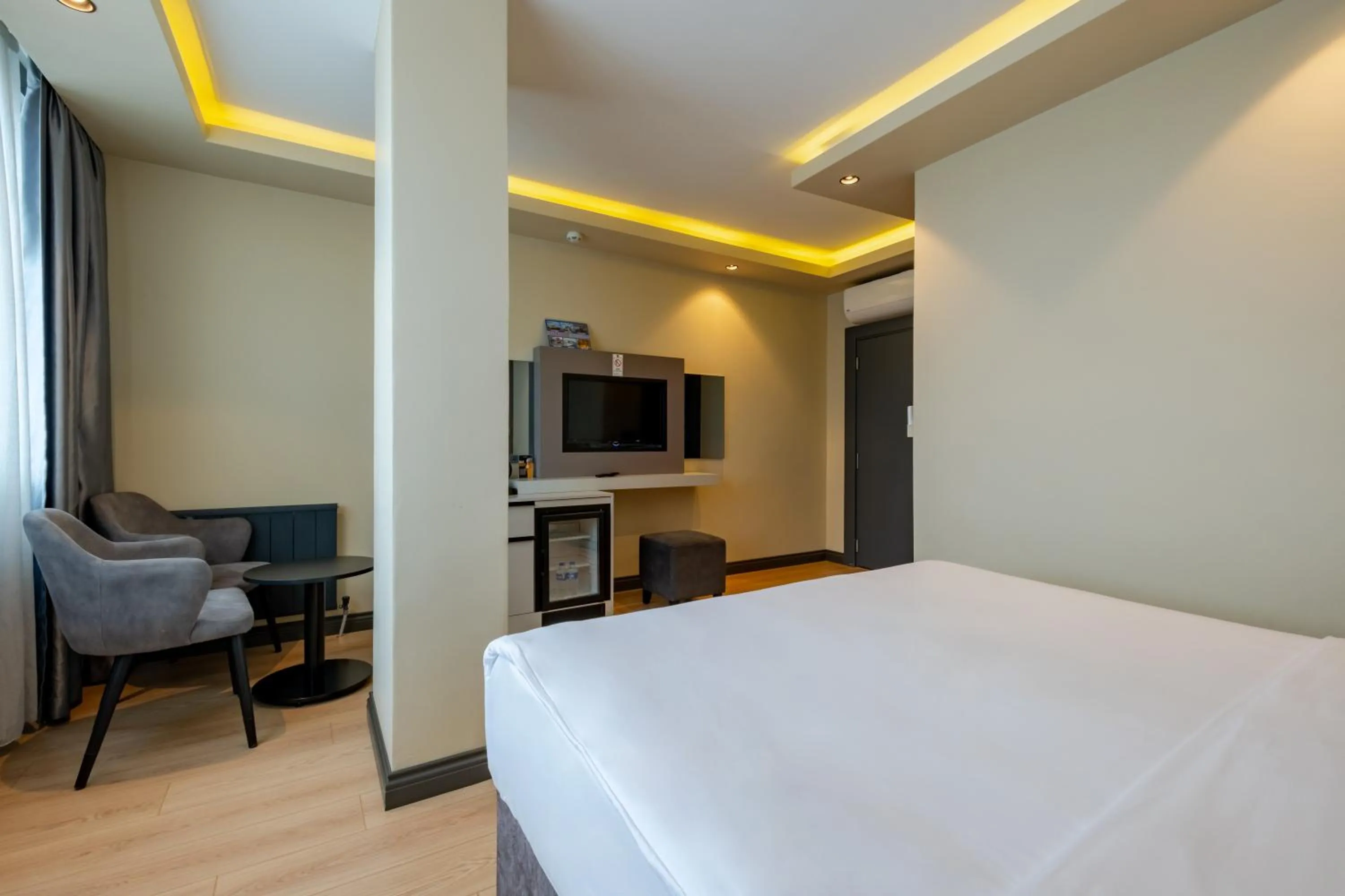 TV and multimedia, Bed in Frt Airlines Hotel - Istanbul Airport