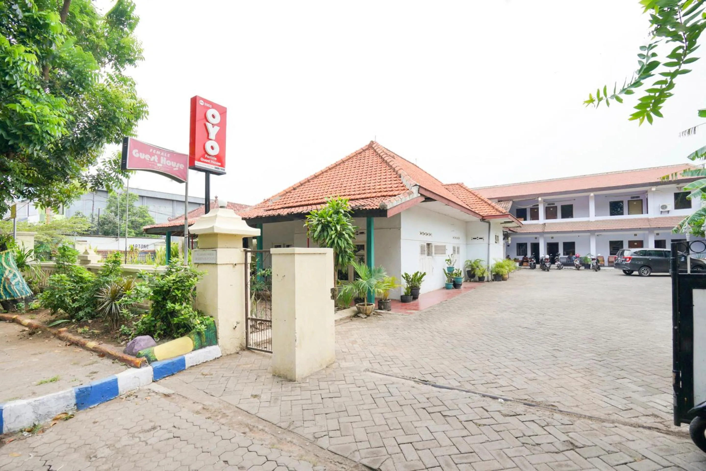 Facade/entrance in OYO 2003 Female Guest House