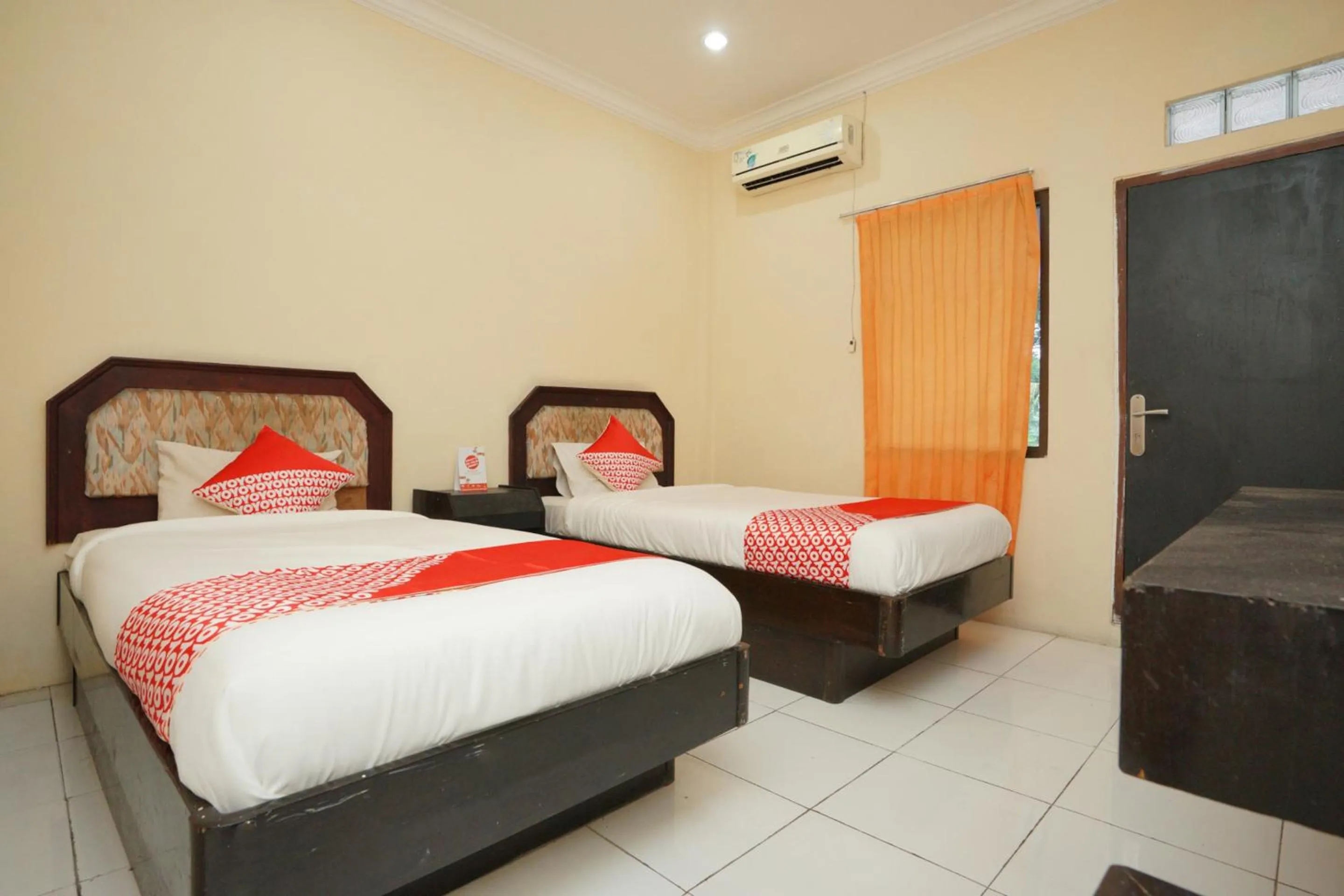 Standard Twin Room in OYO 2003 Female Guest House