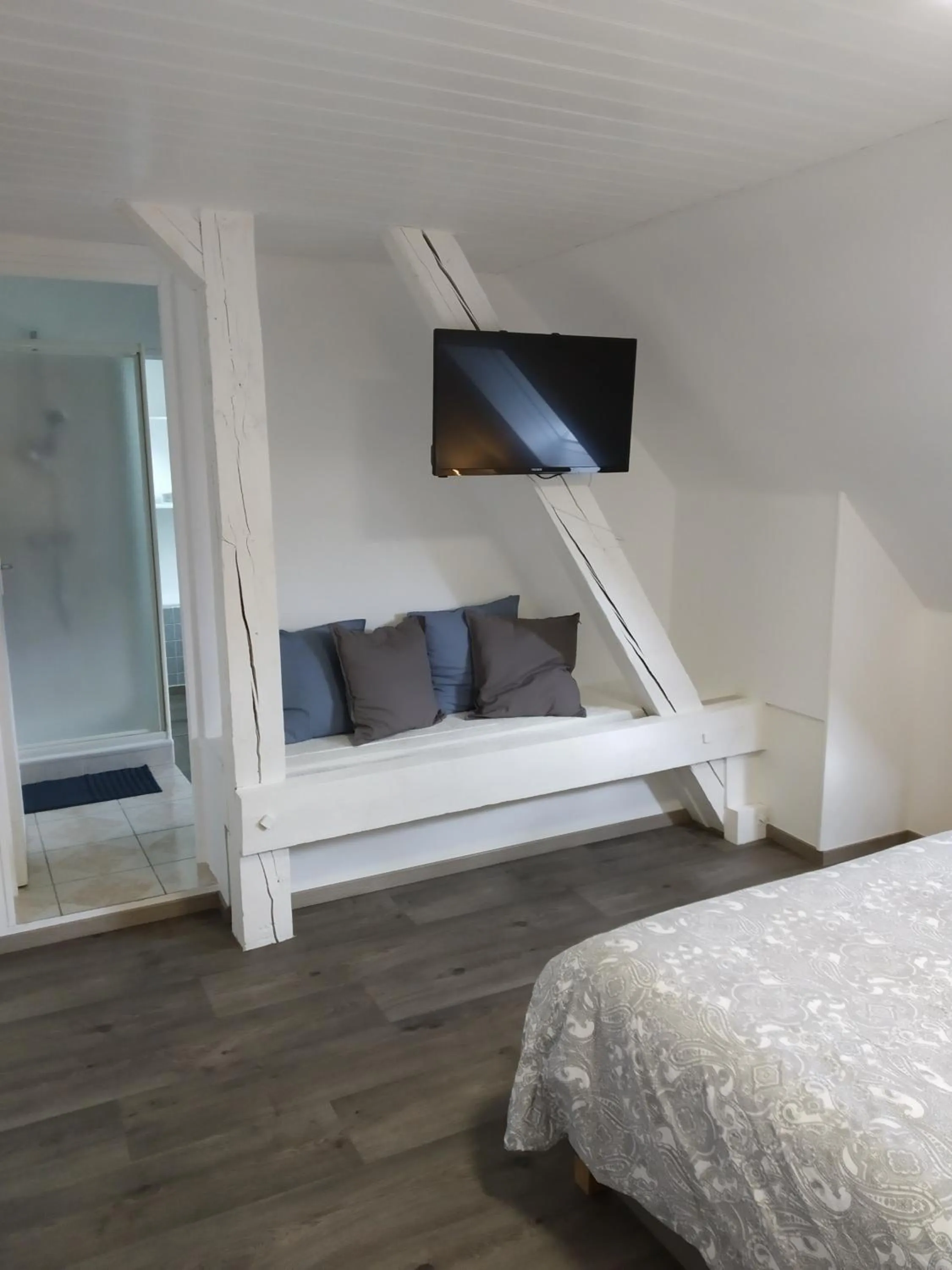 TV and multimedia, Bed in Chambre du Relais