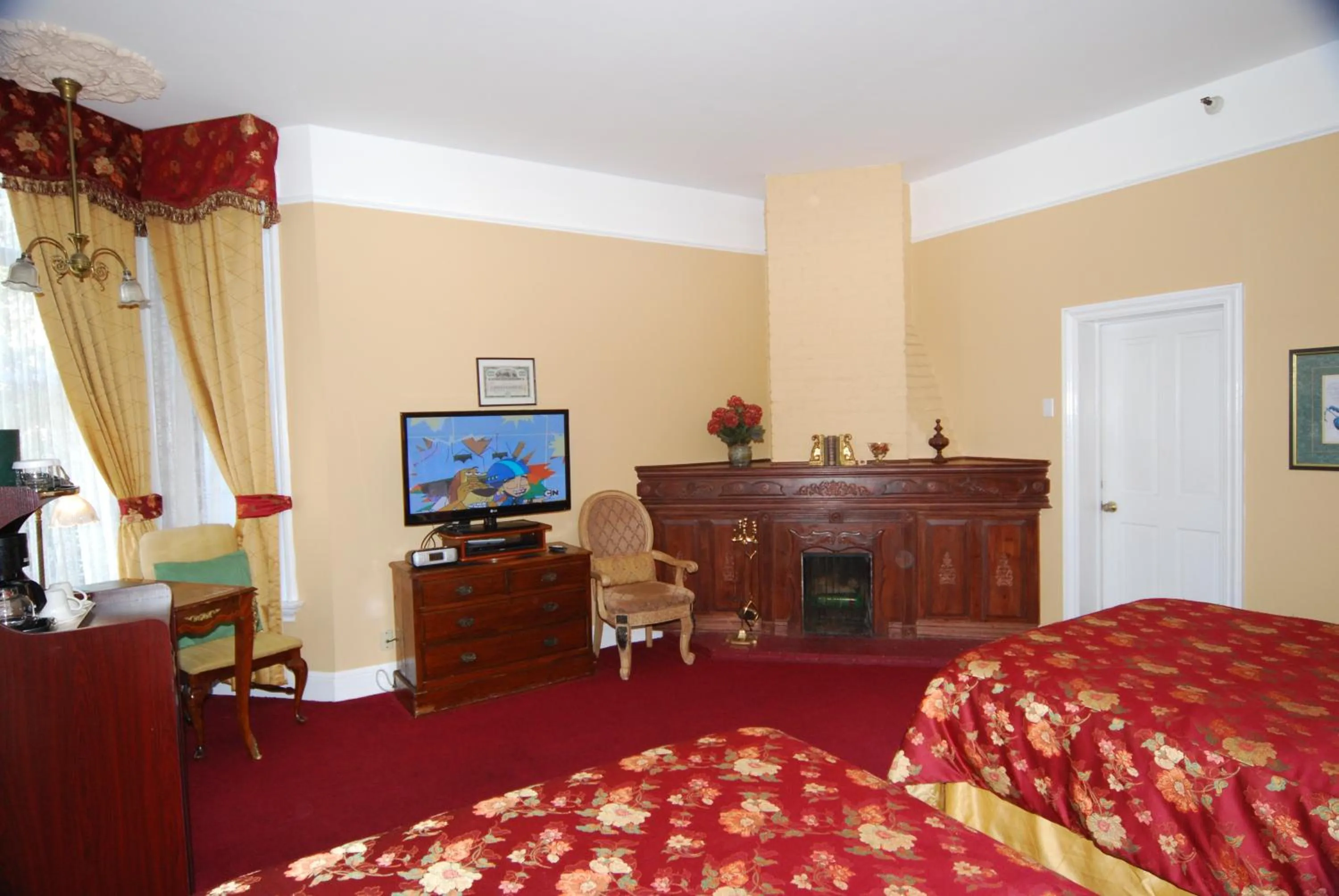 Photo of the whole room, Bed in Queen Anne