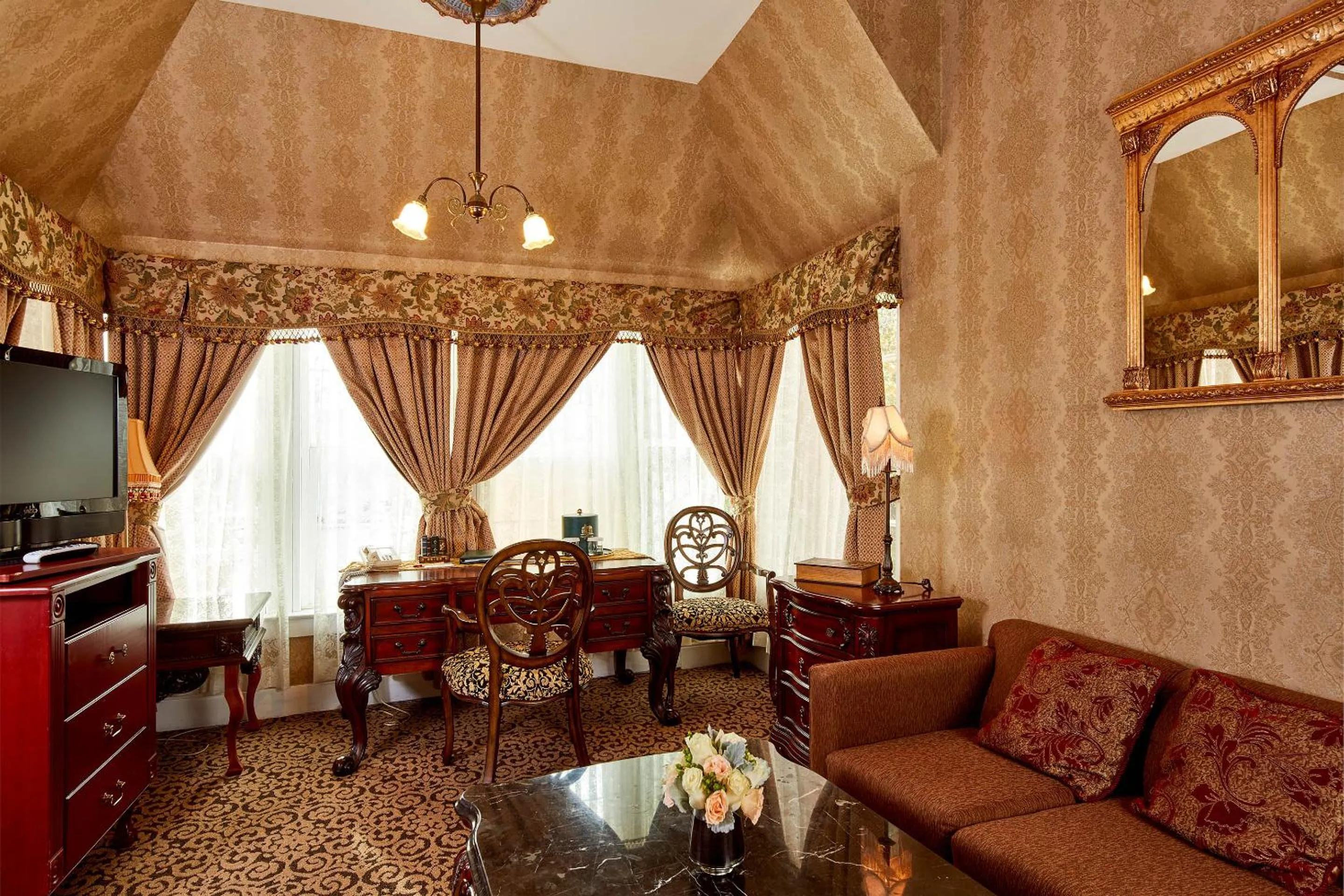 Photo of the whole room in Queen Anne