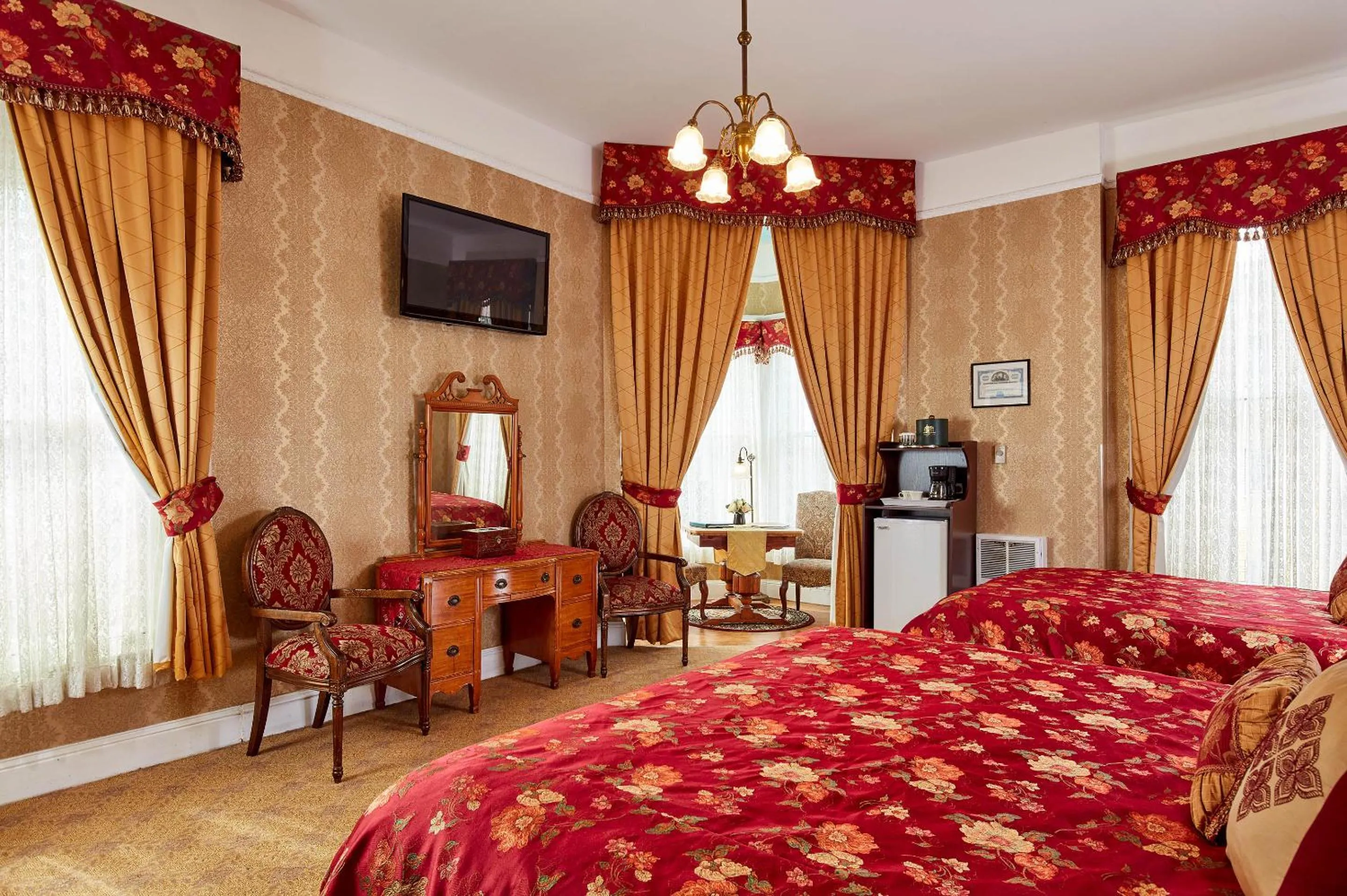 Photo of the whole room, Bed in Queen Anne