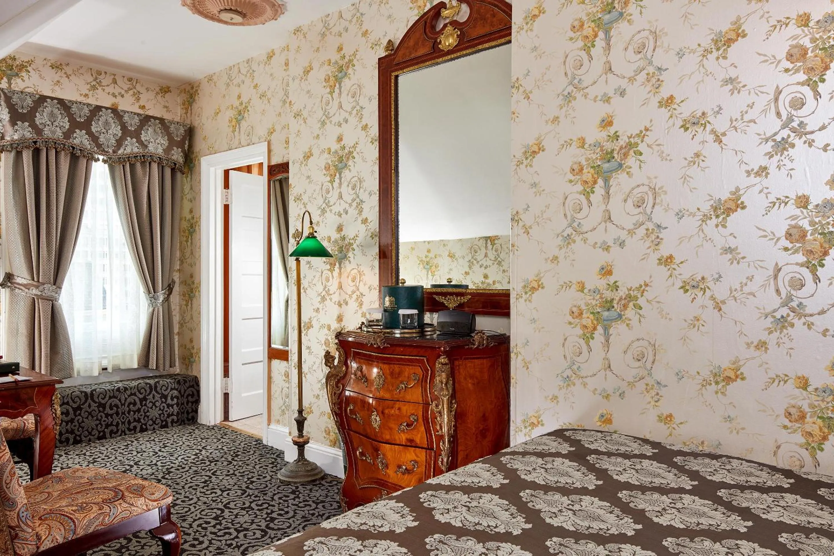 Photo of the whole room, Bed in Queen Anne