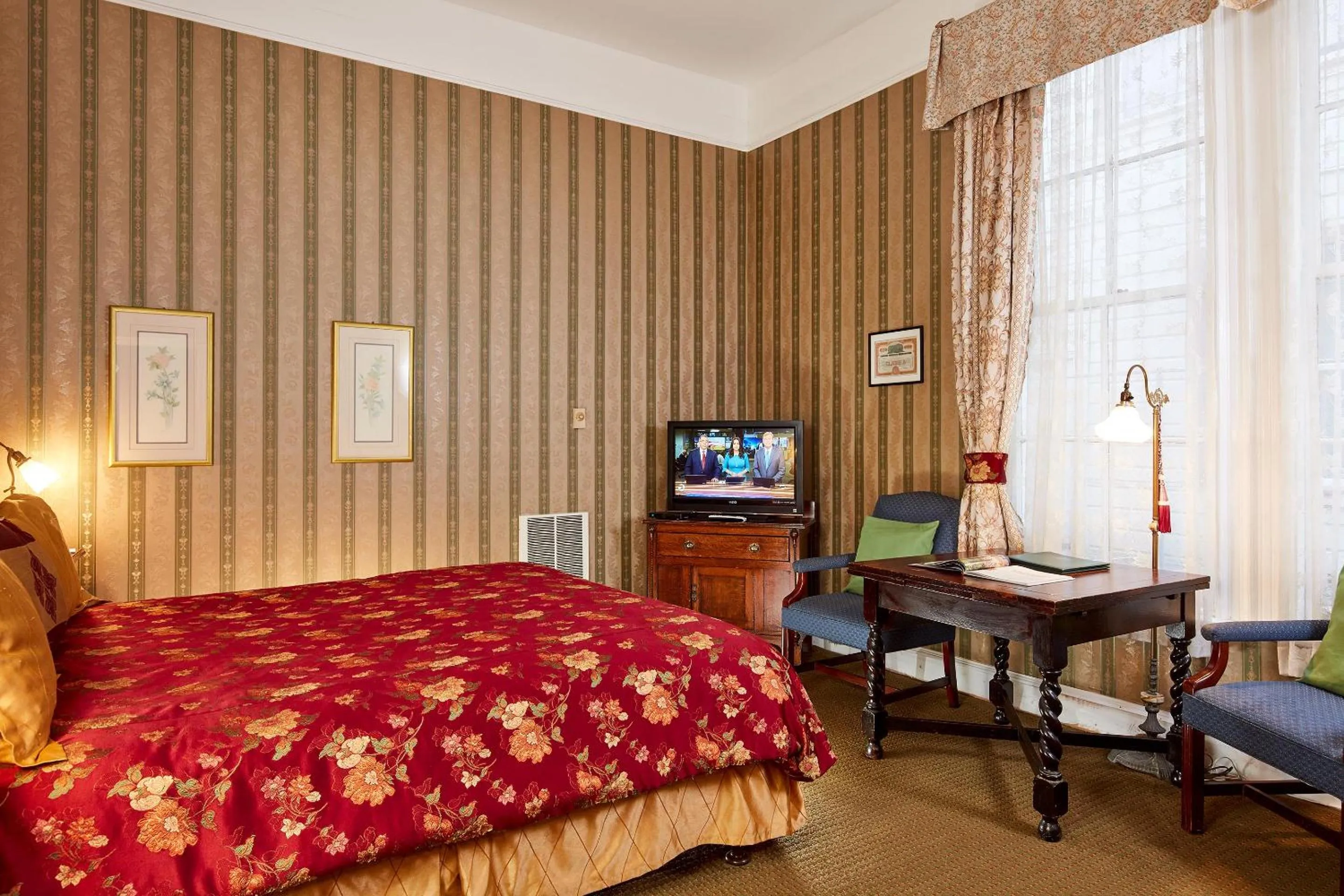 Photo of the whole room, Bed in Queen Anne