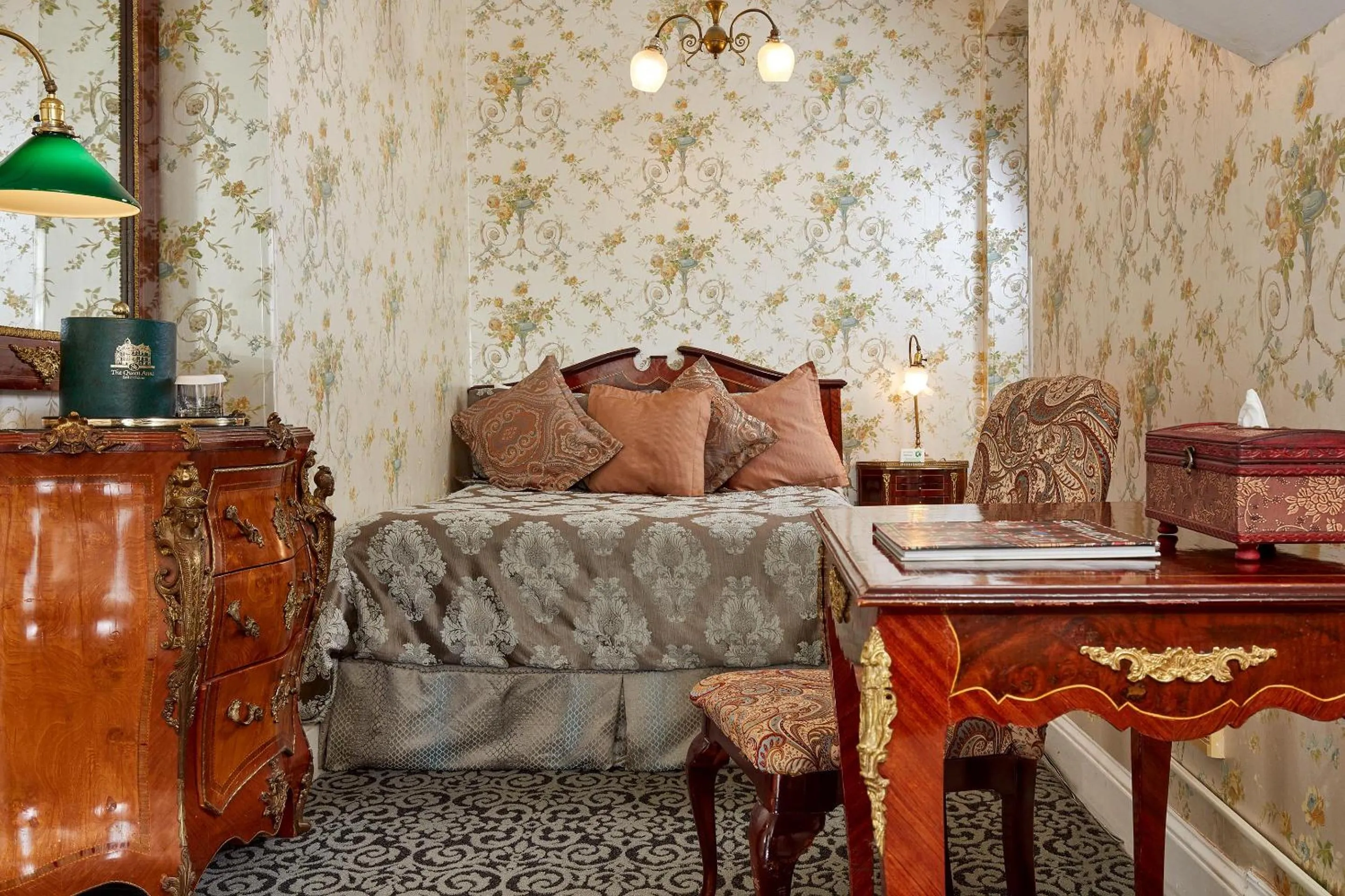 Photo of the whole room in Queen Anne