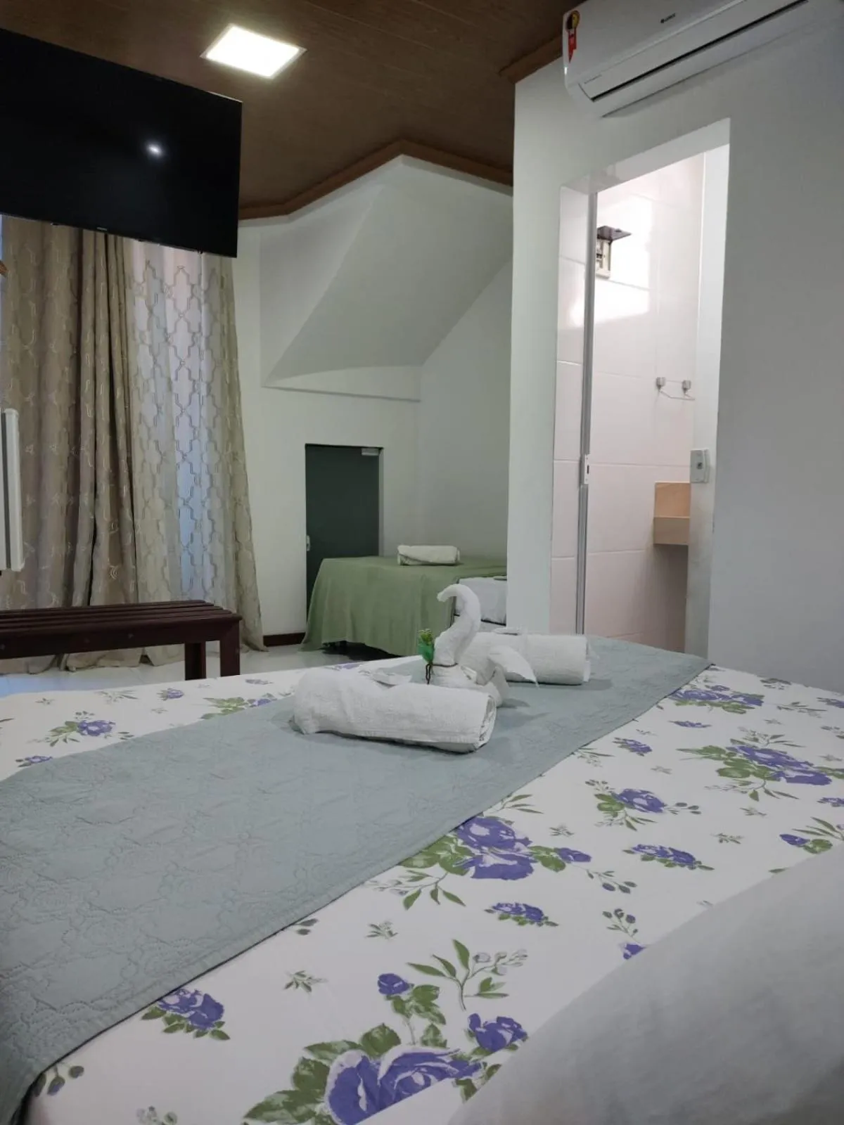 Photo of the whole room in Pousada Camburi Star