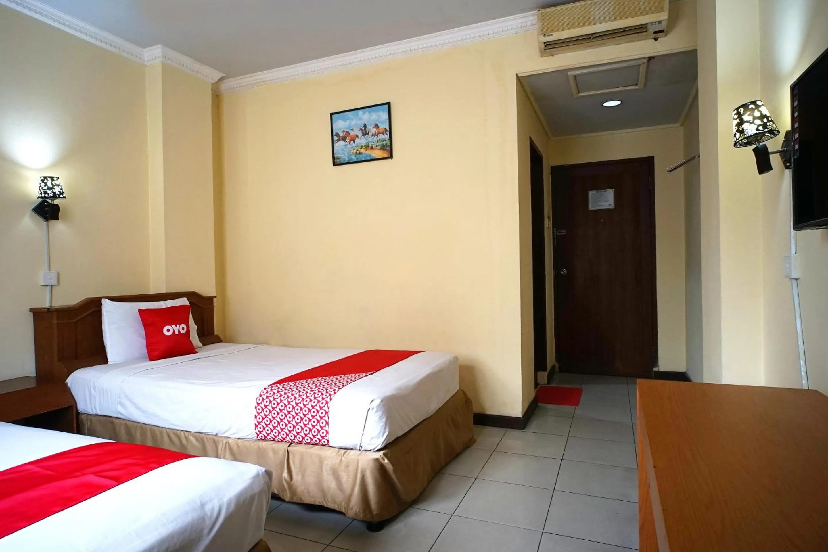 Bedroom, Bed in OYO 2015 Bandara Hotel Balikpapan