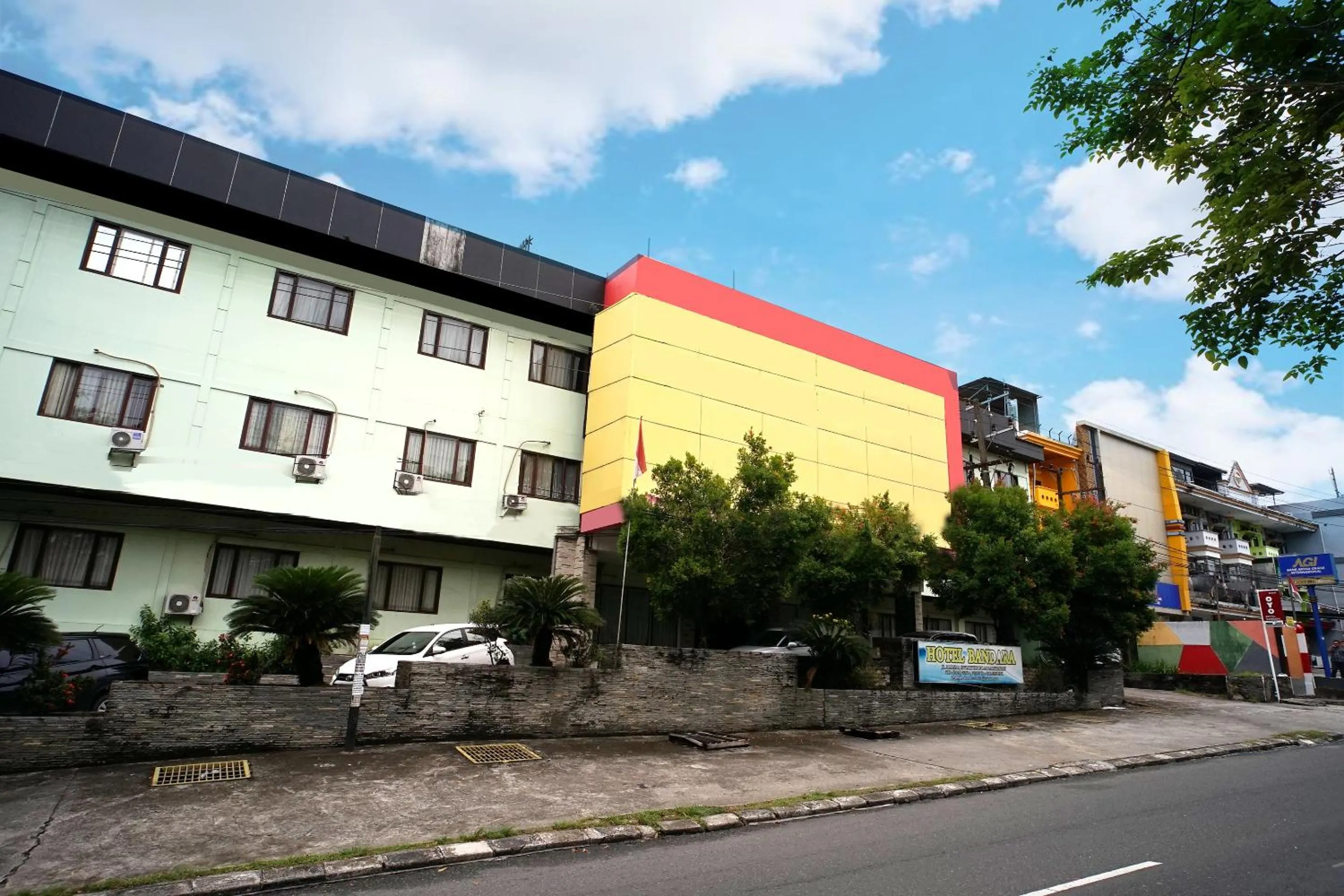 Facade/entrance in OYO 2015 Bandara Hotel Balikpapan