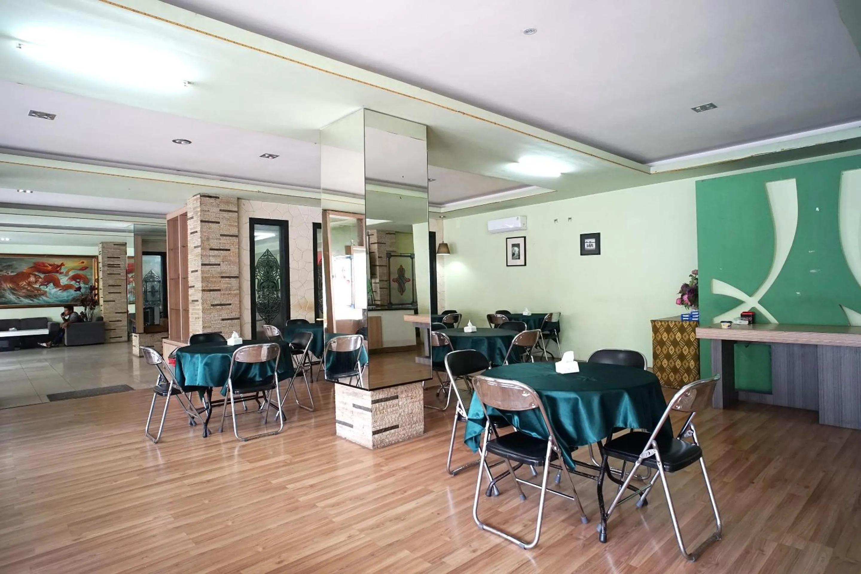 Restaurant/places to eat in OYO 2015 Bandara Hotel Balikpapan