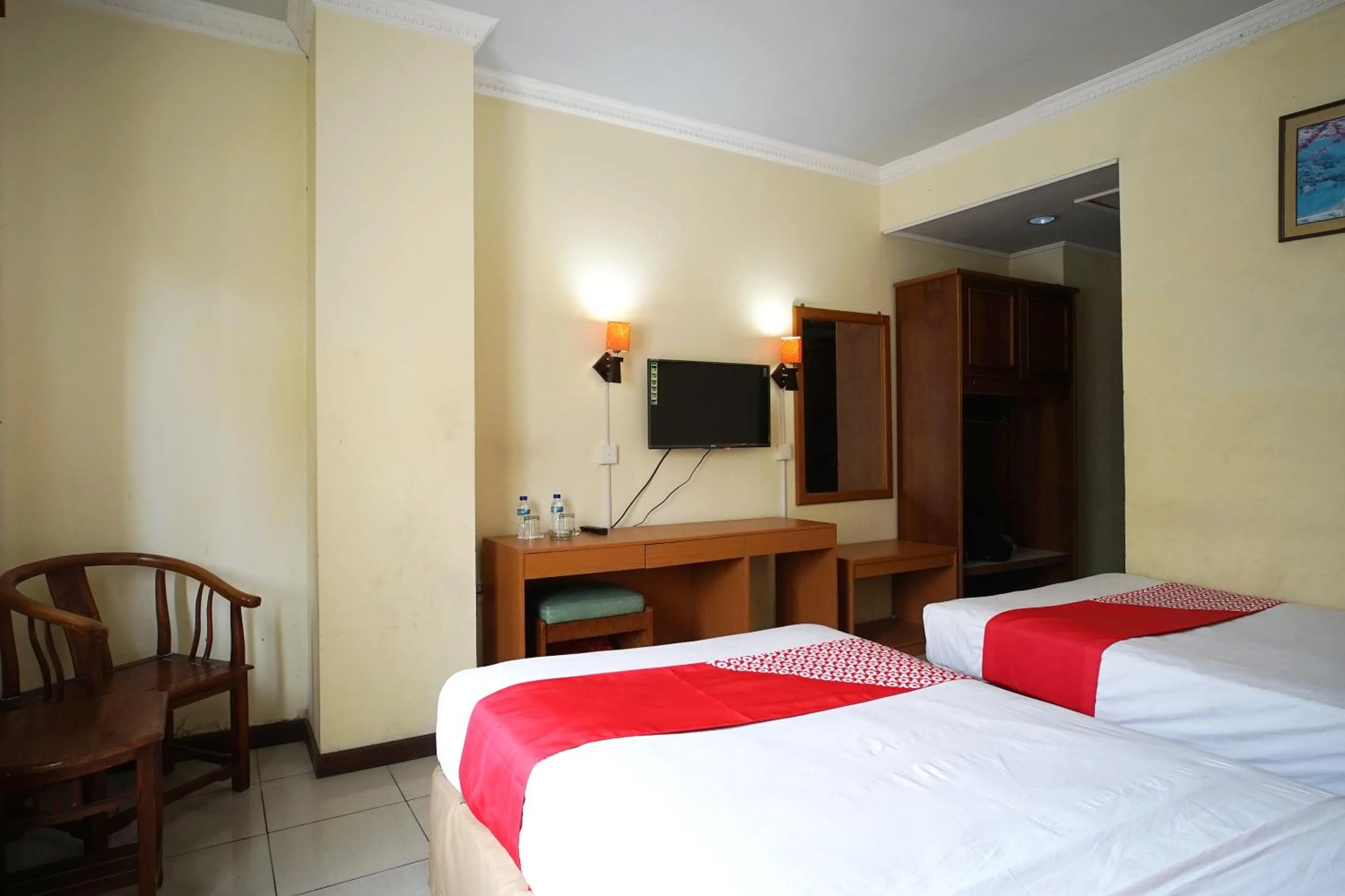 Bedroom, Bed in OYO 2015 Bandara Hotel Balikpapan