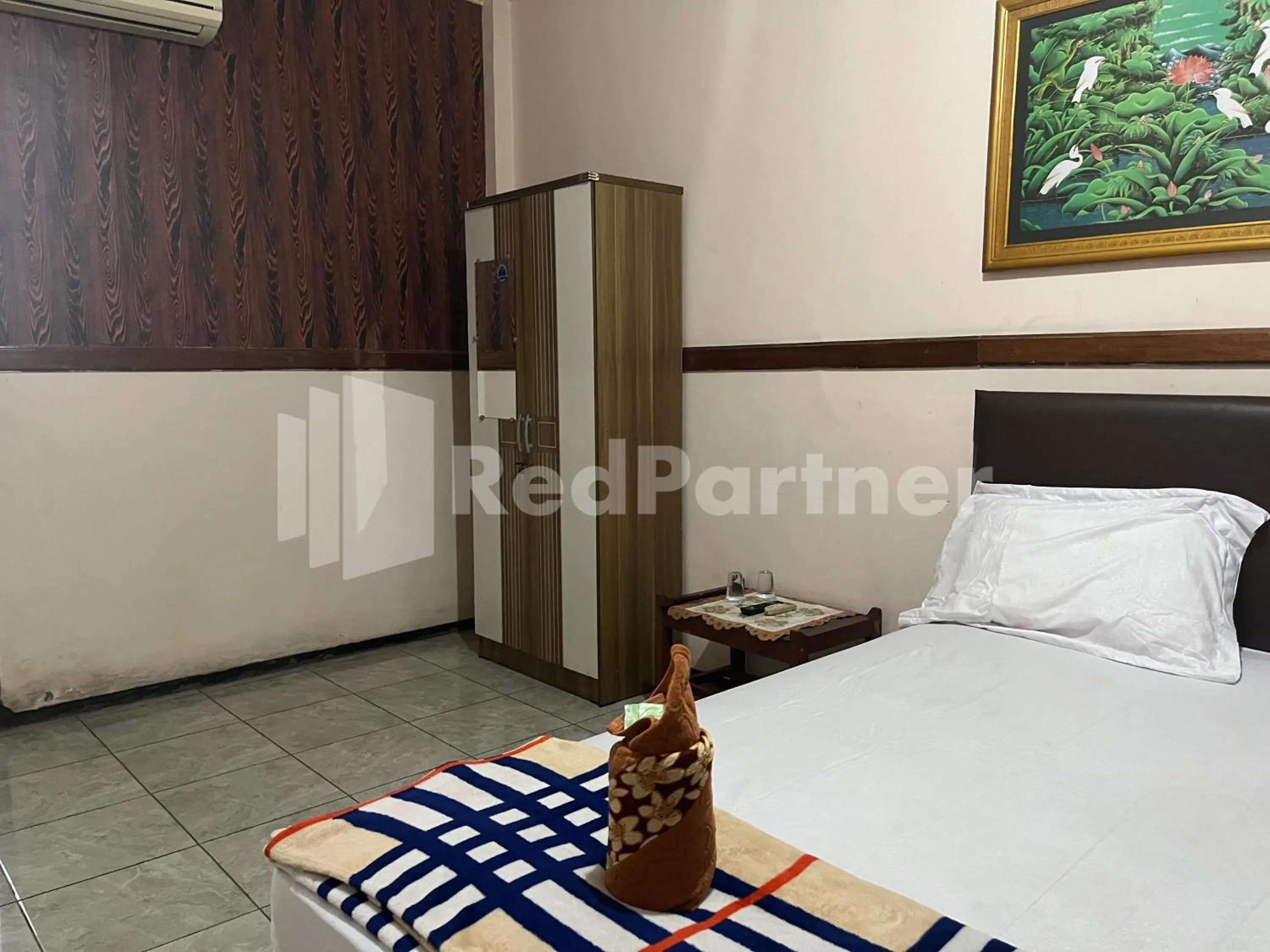 Bedroom, Bed in Hotel Dewi near GOR Merdeka Jombang Mitra RedDoorz