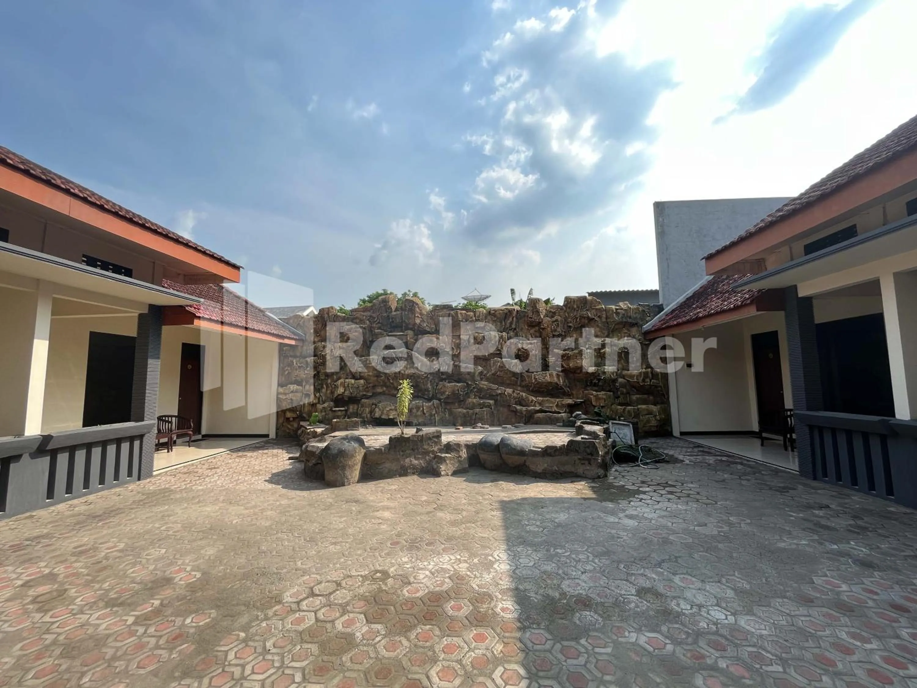 Property building in Hotel Dewi near GOR Merdeka Jombang Mitra RedDoorz
