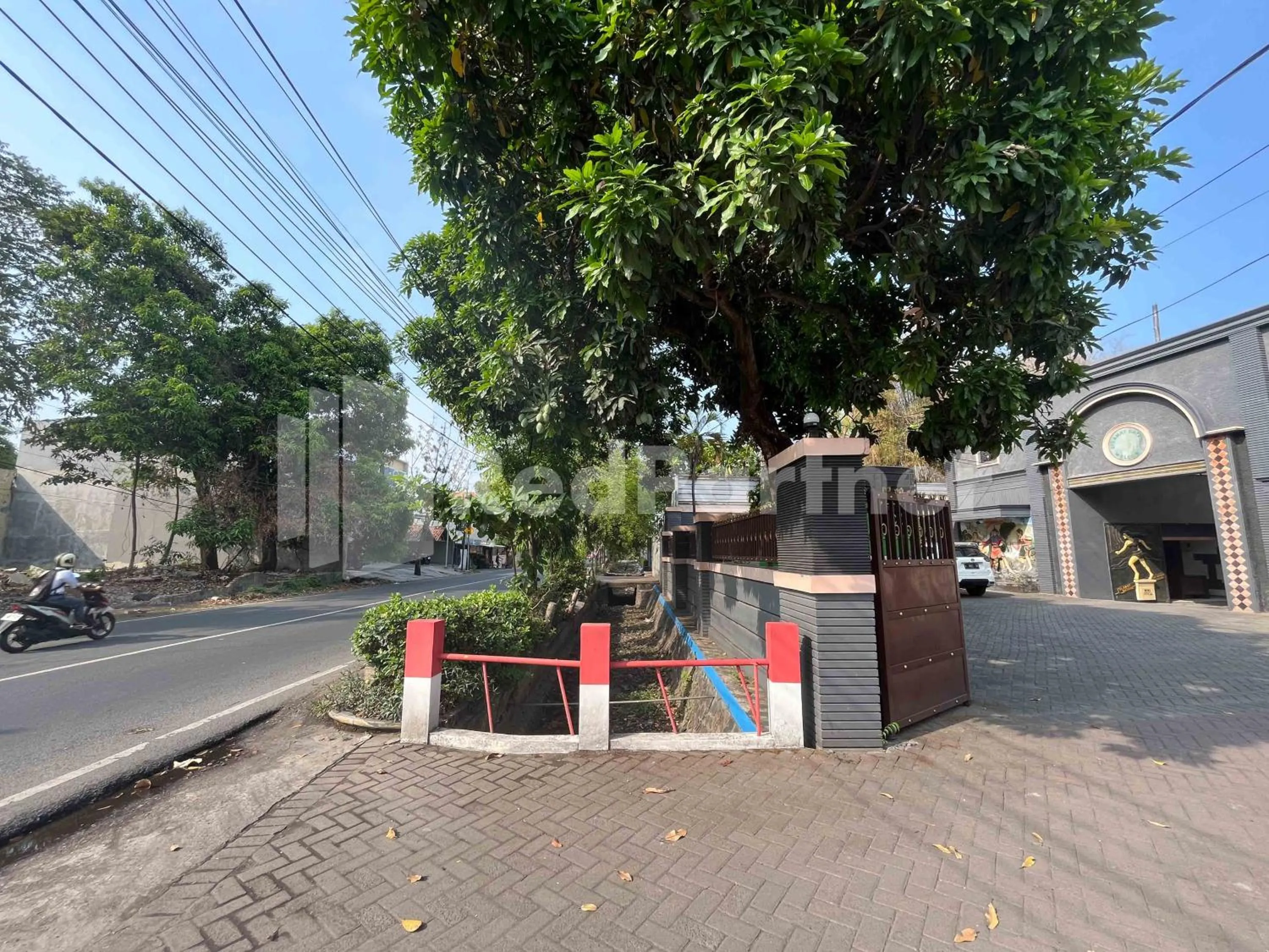 Street view in Hotel Dewi near GOR Merdeka Jombang Mitra RedDoorz