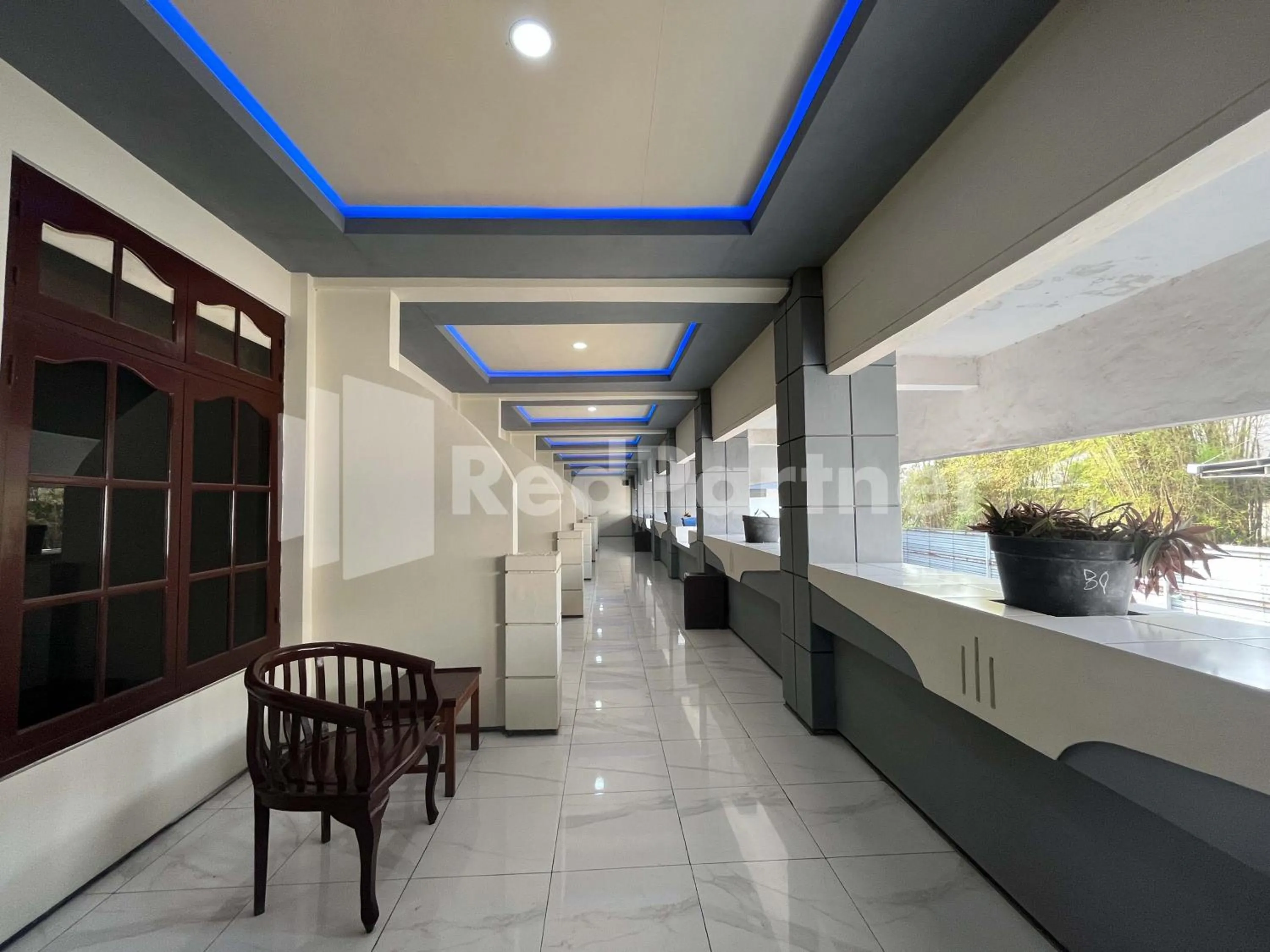 Balcony/Terrace in Hotel Dewi near GOR Merdeka Jombang Mitra RedDoorz