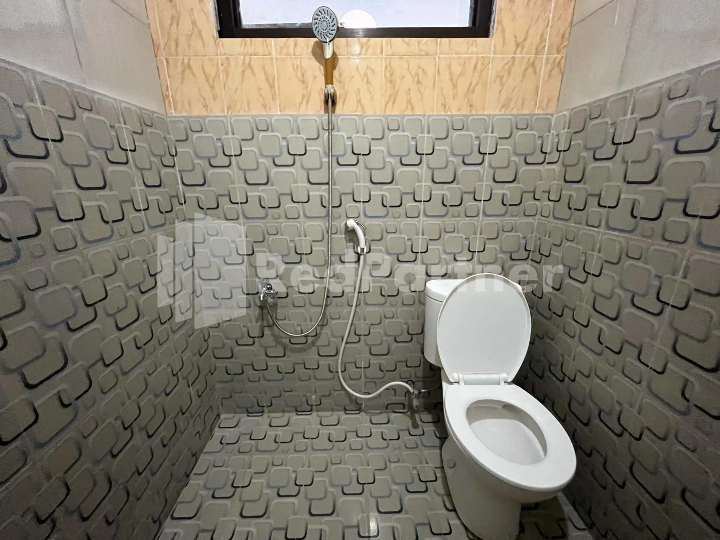 Bathroom in Hotel Dewi near GOR Merdeka Jombang Mitra RedDoorz