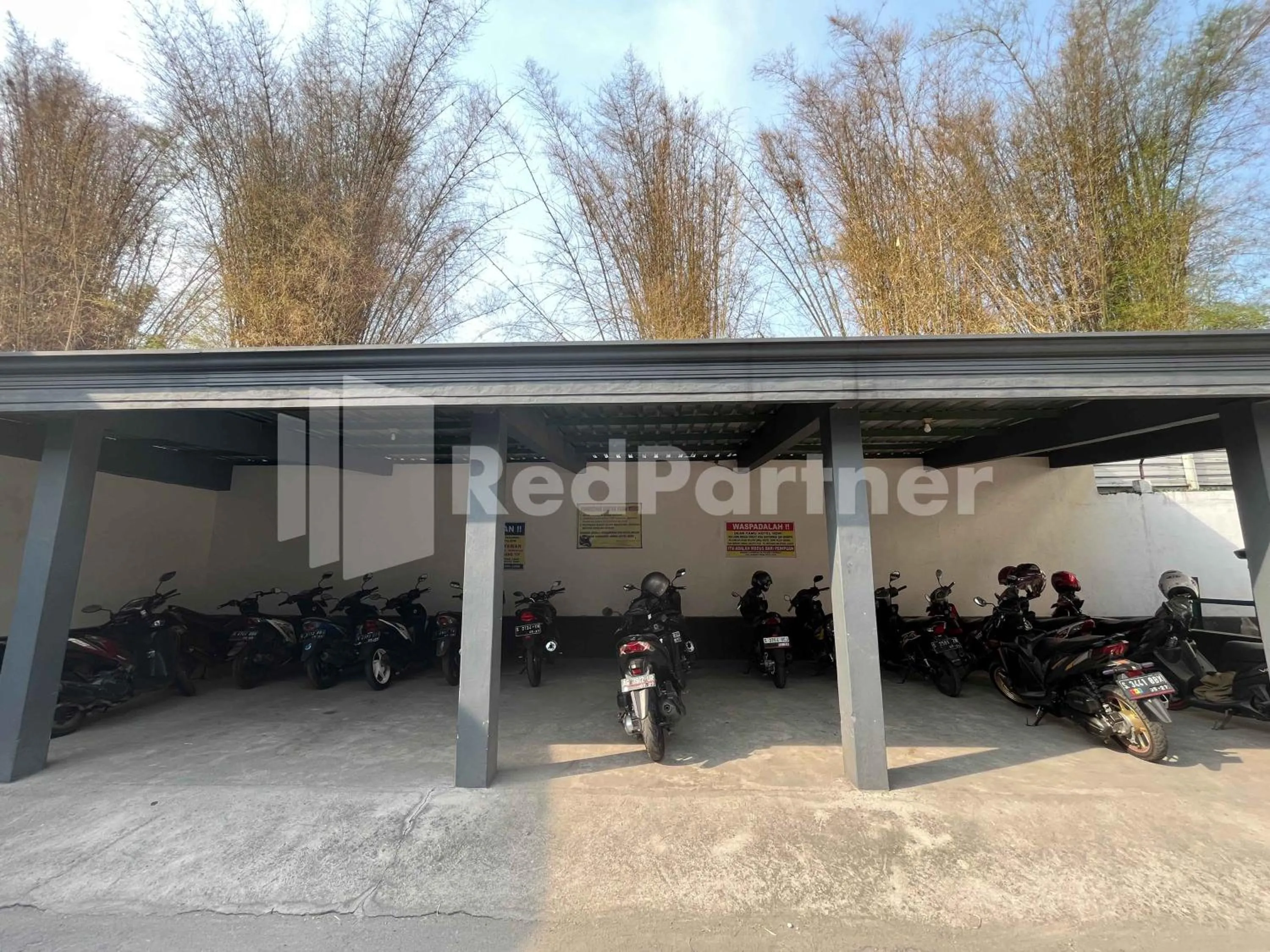 Parking in Hotel Dewi near GOR Merdeka Jombang Mitra RedDoorz