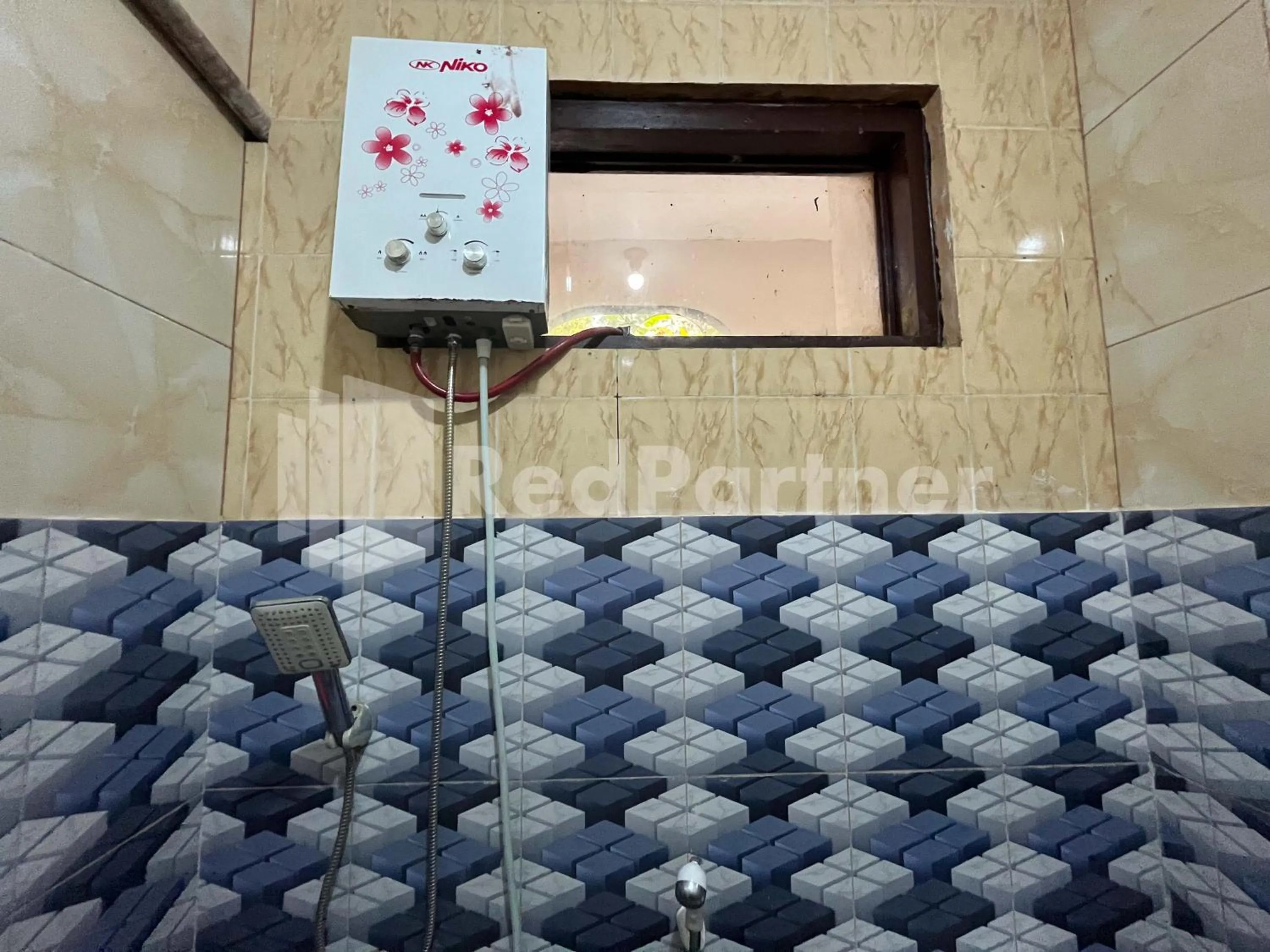 Bathroom in Hotel Dewi near GOR Merdeka Jombang Mitra RedDoorz