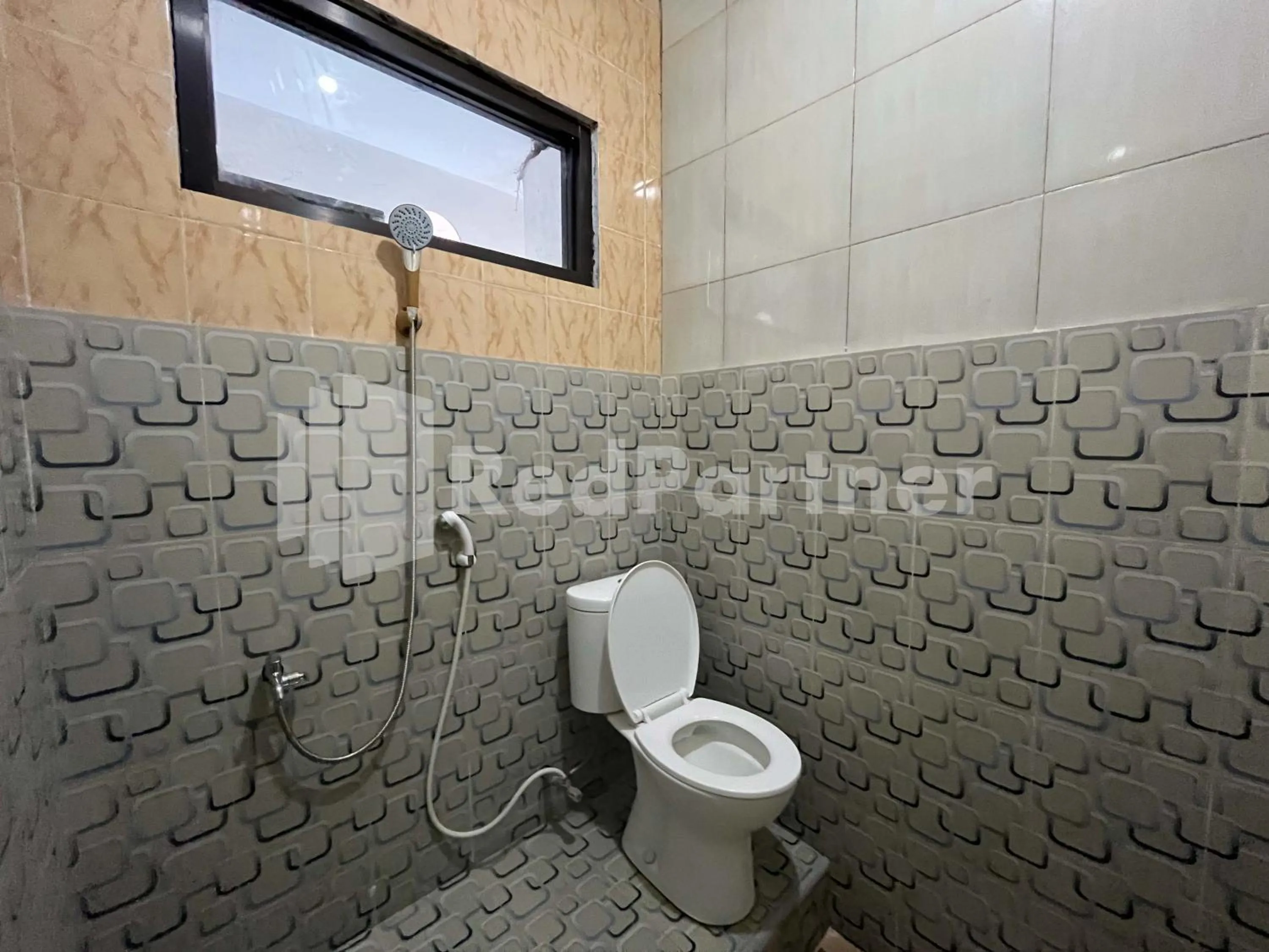 Bathroom in Hotel Dewi near GOR Merdeka Jombang Mitra RedDoorz